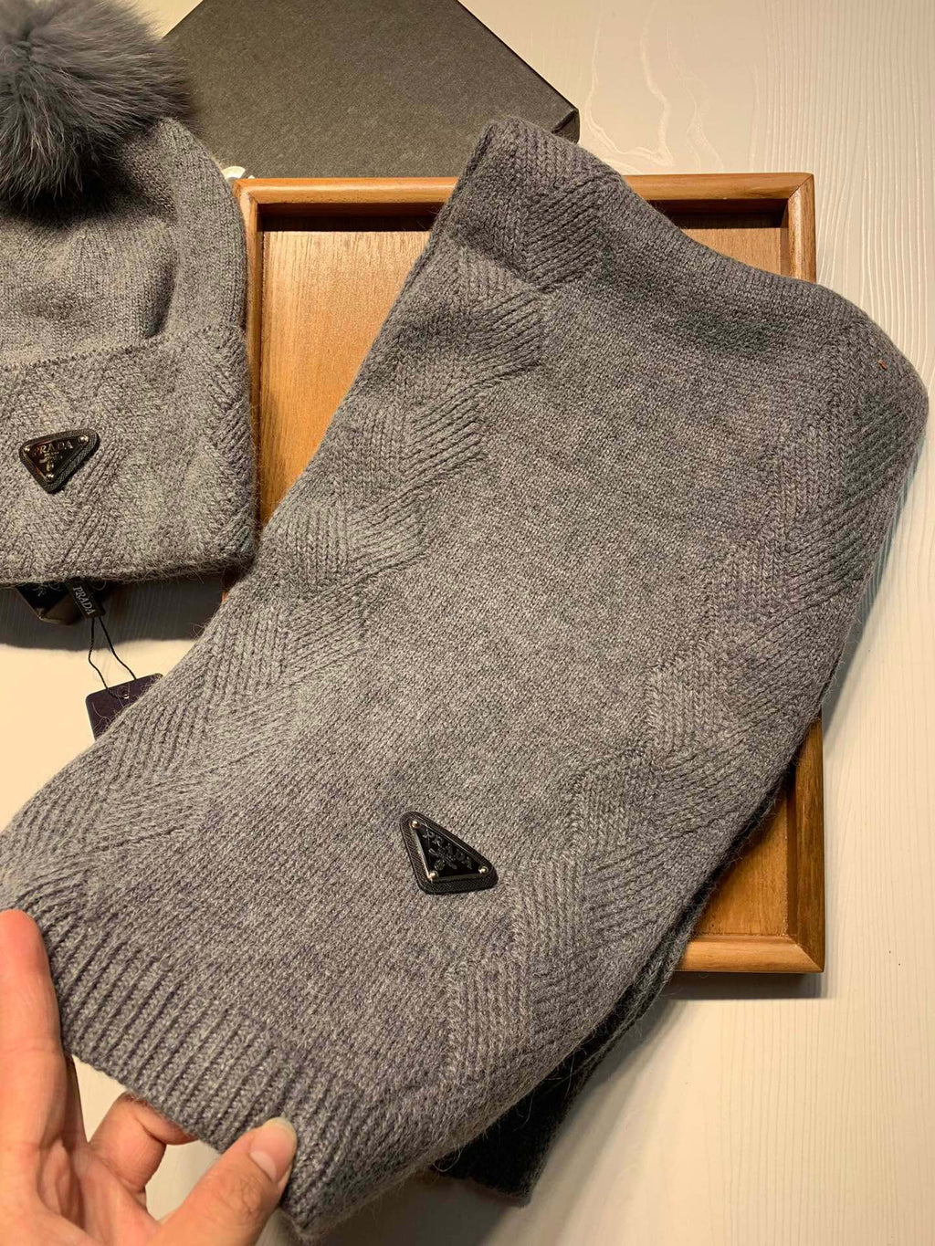 PRADA SET SCARF AND HAT IN DOVE GRAY WOOL AND RABBIT FUR 416366