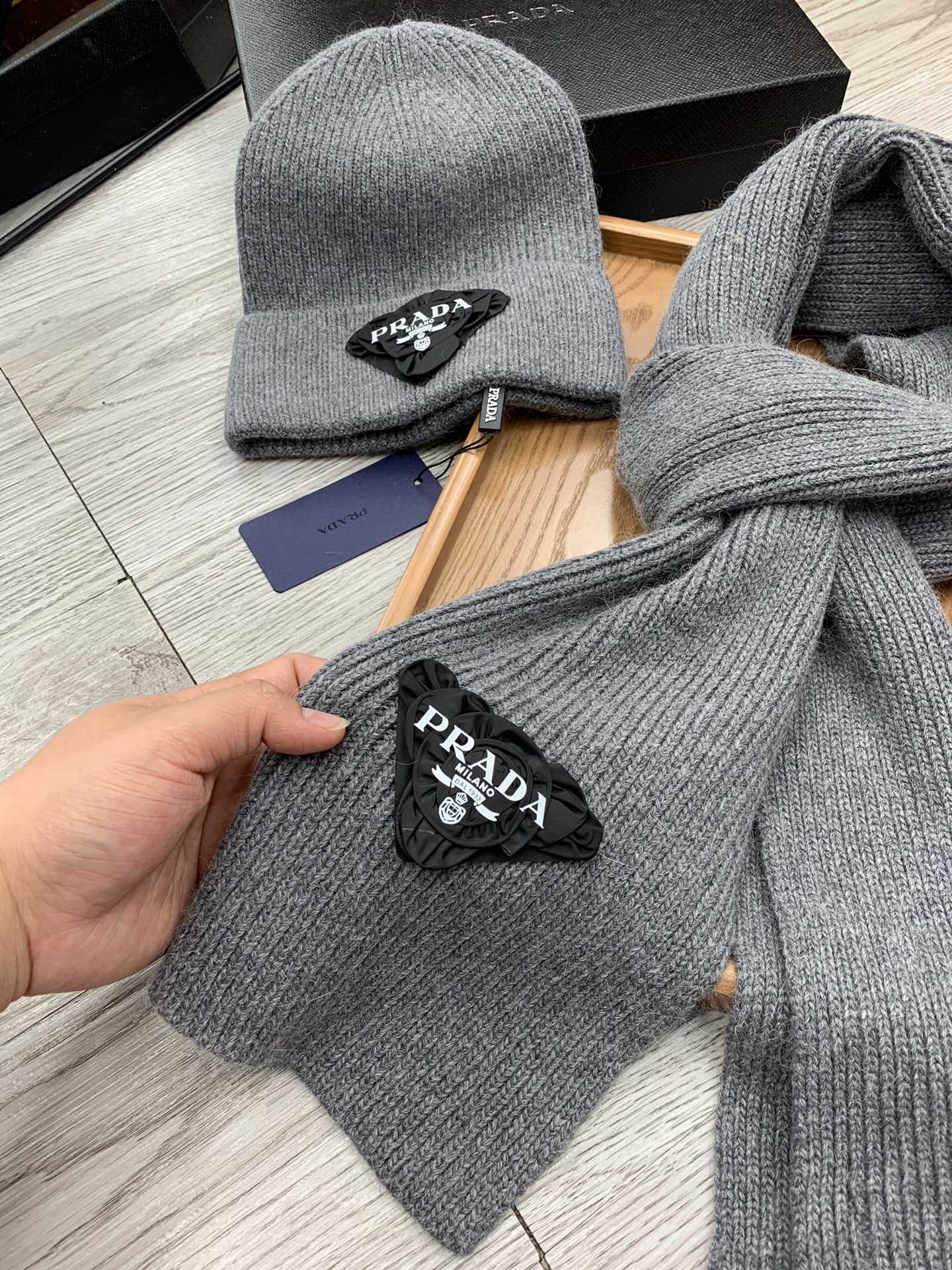 PRADA SET SCARF AND HAT IN MOUSE GRAY WOOL AND RABBIT FUR 386078