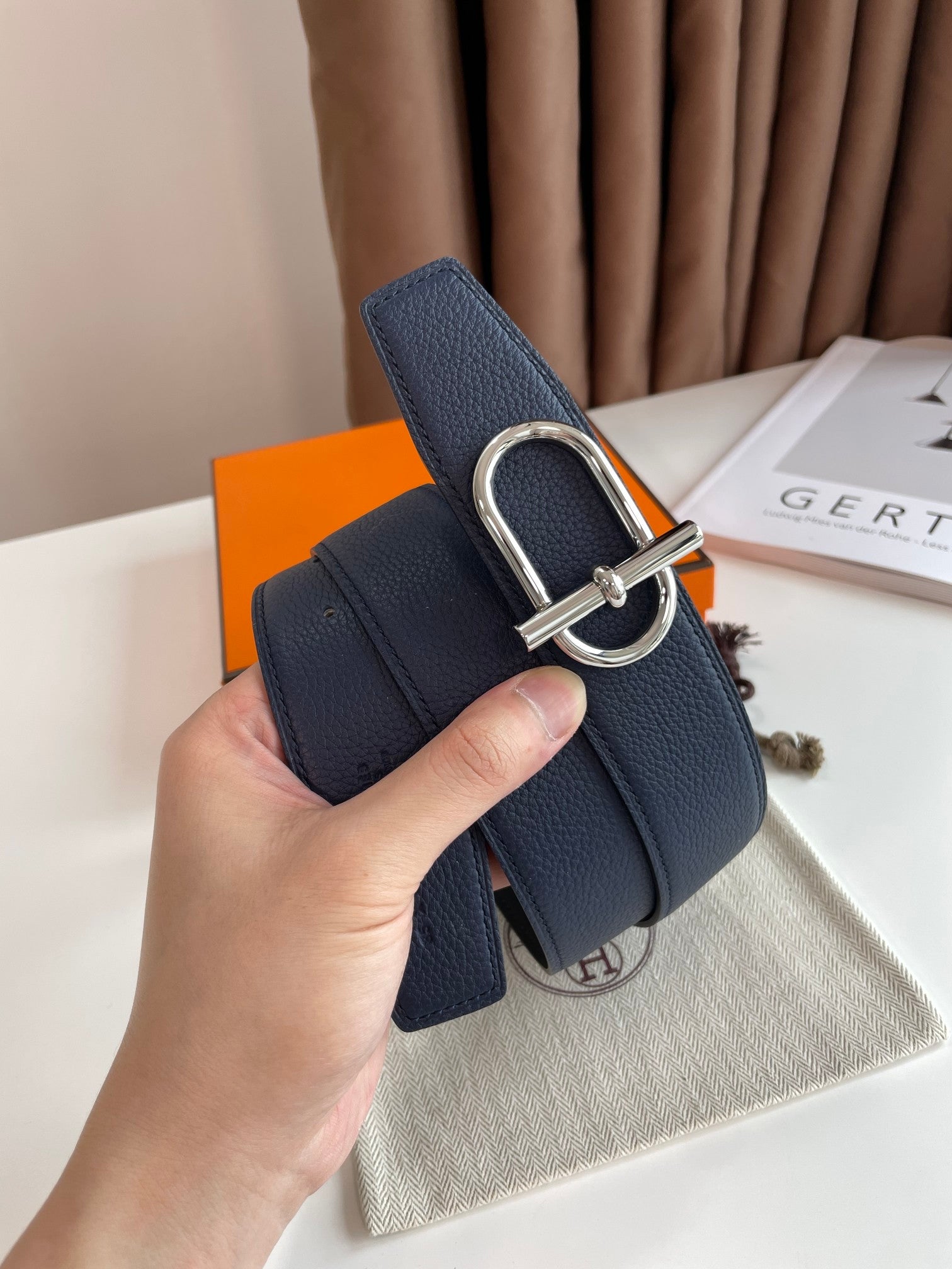HERMES ITHAQUE BELT SILVER BUCKLE & REVERSIBLE NAVY BLUE AND BLACK LEATHER STRAP 38MM