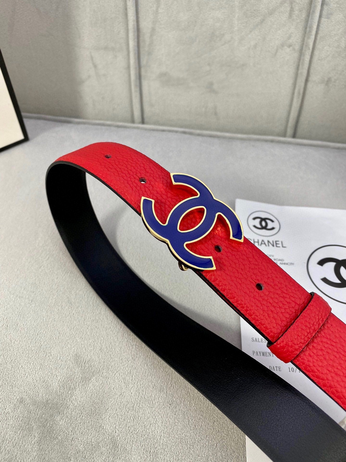 CHANEL 30MM BELT IN CHERRY RED GRAINED CALFSKIN WITH NAVY BLUE METAL LOGO