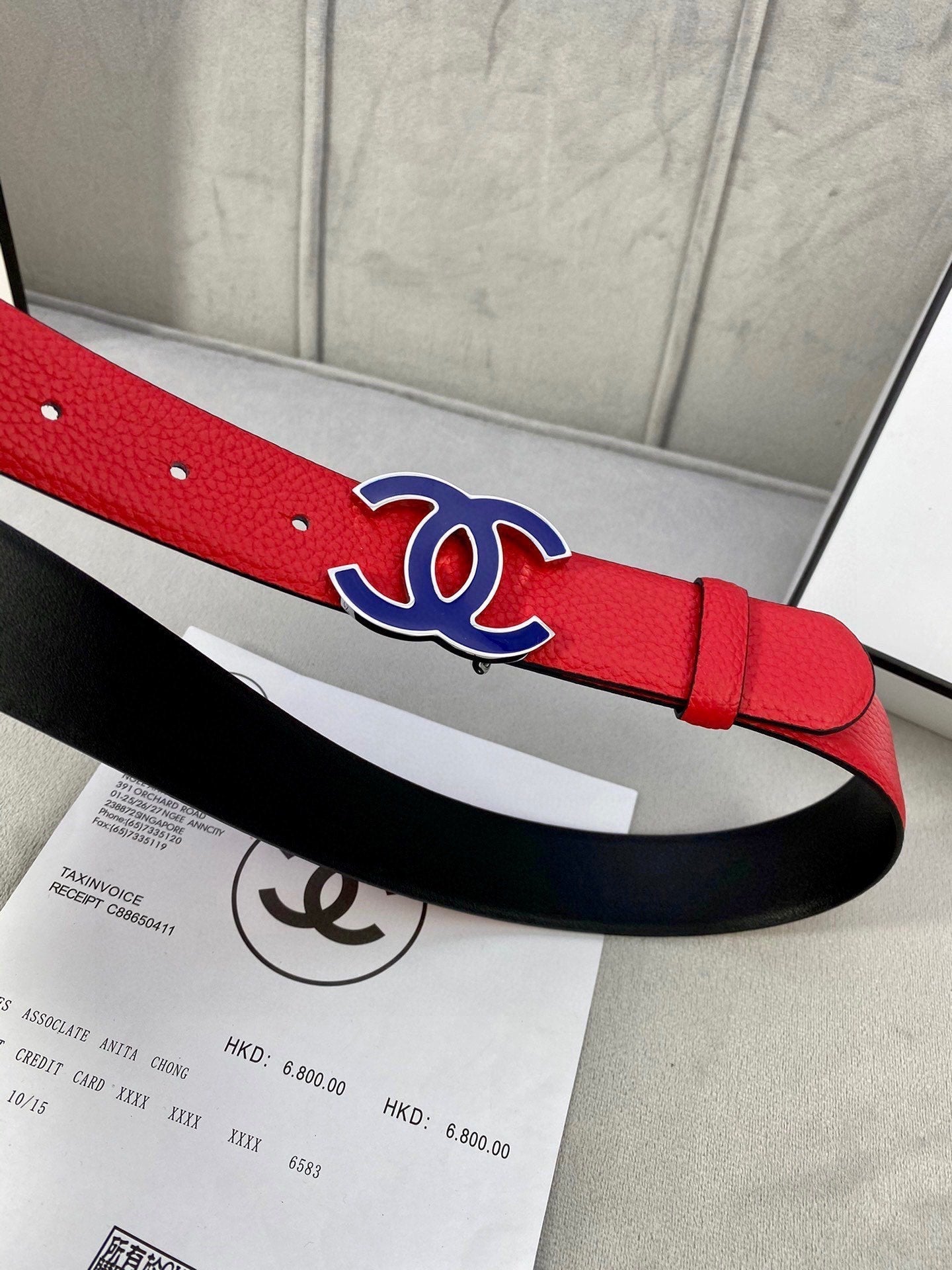 CHANEL 30MM BELT IN CHERRY RED GRAINED CALFSKIN WITH NAVY BLUE METAL LOGO