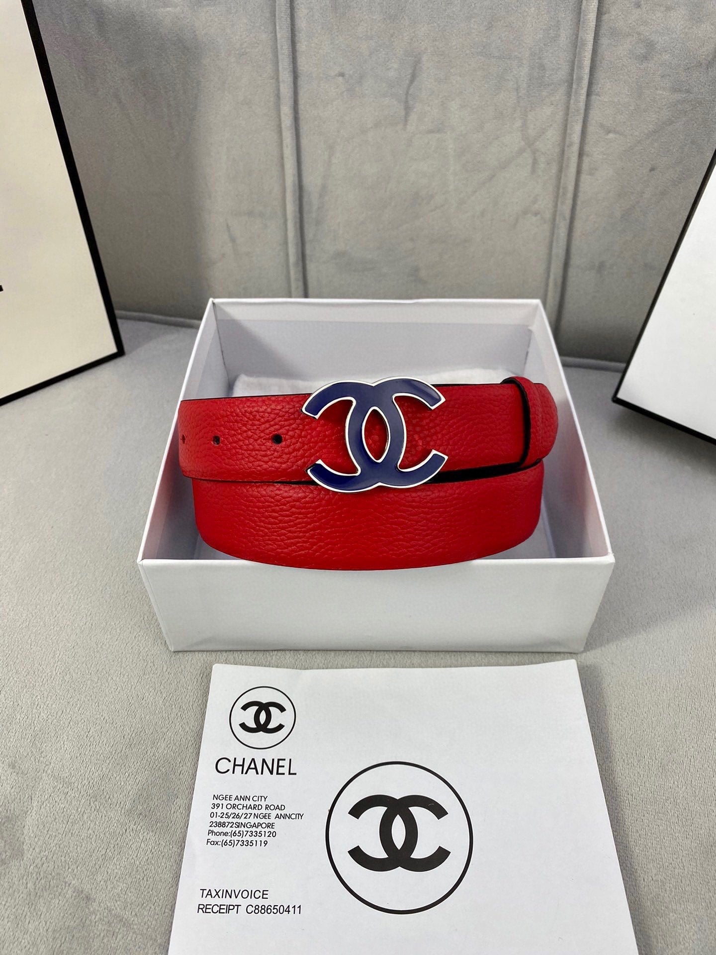 CHANEL 30MM BELT IN CHERRY RED GRAINED CALFSKIN WITH NAVY BLUE METAL LOGO