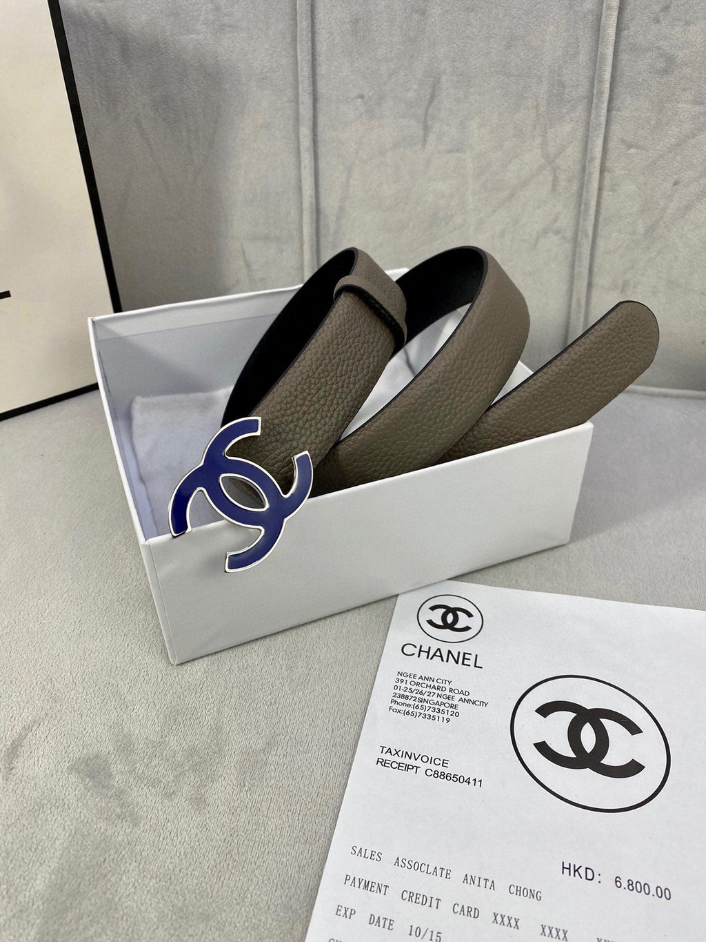 CHANEL 30MM BELT IN MOCHA BROWN GRAINED CALFSKIN WITH NAVY BLUE LOGO
