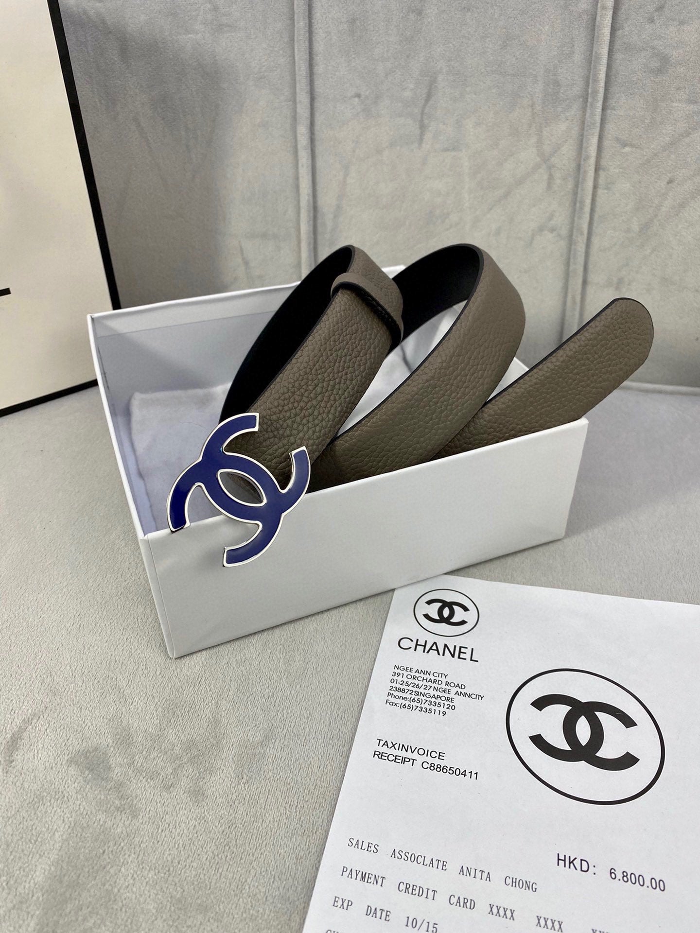 CHANEL 30MM BELT IN MOCHA BROWN GRAINED CALFSKIN WITH NAVY BLUE LOGO