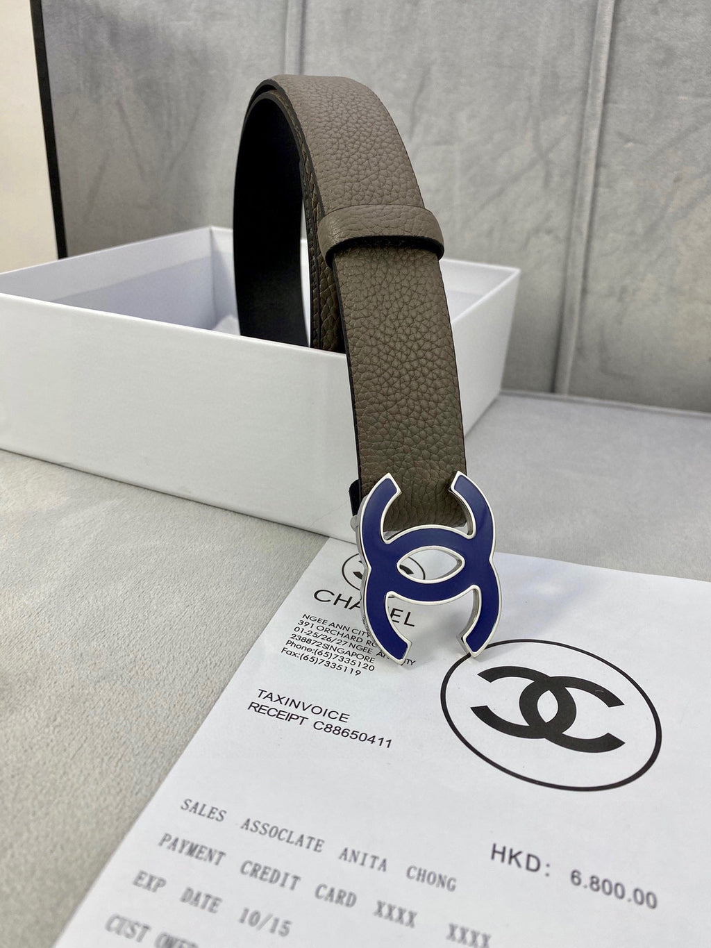CHANEL 30MM BELT IN MOCHA BROWN GRAINED CALFSKIN WITH NAVY BLUE LOGO
