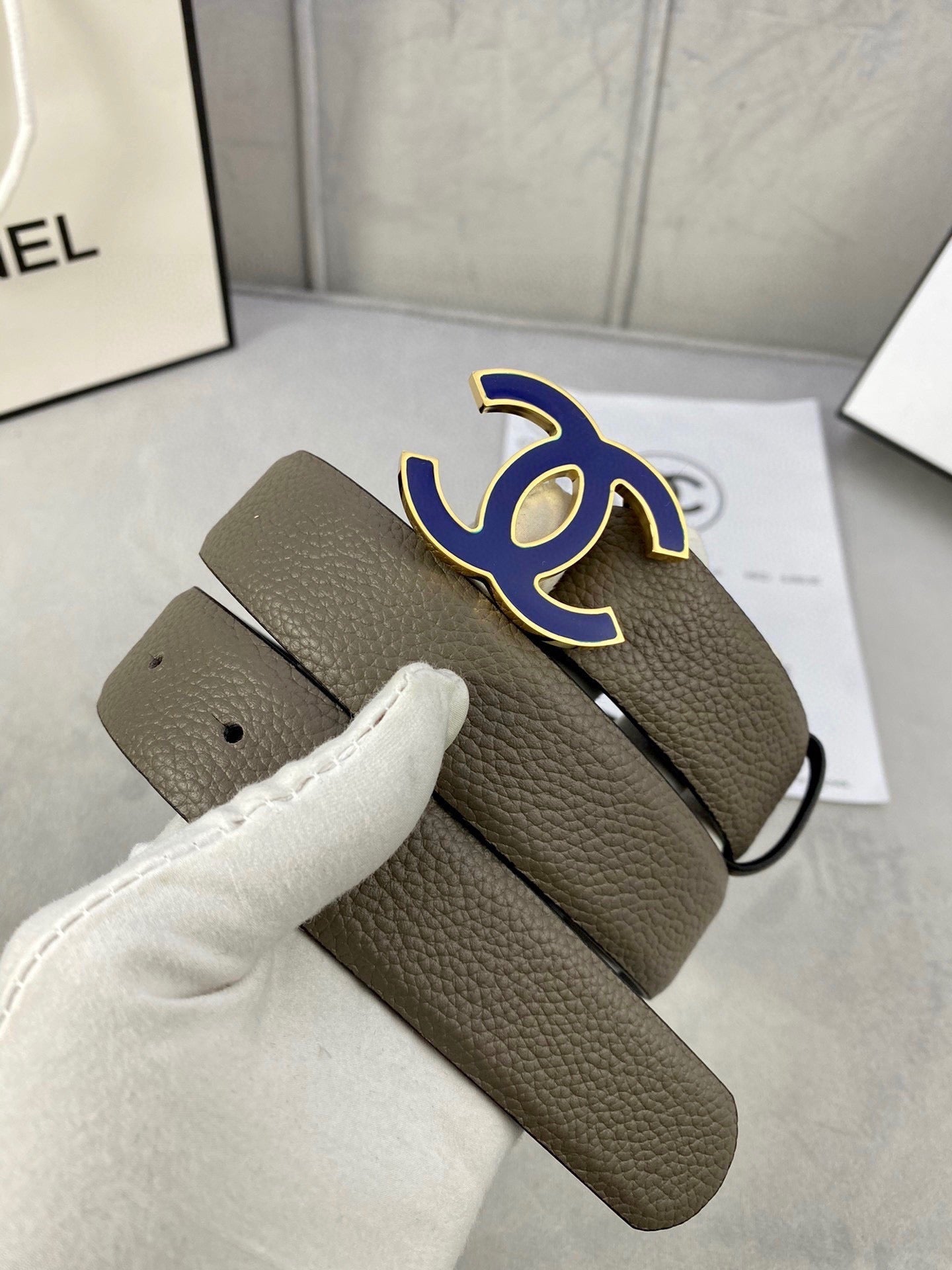 CHANEL 30MM BELT IN MOCHA BROWN GRAINED CALFSKIN WITH NAVY BLUE LOGO