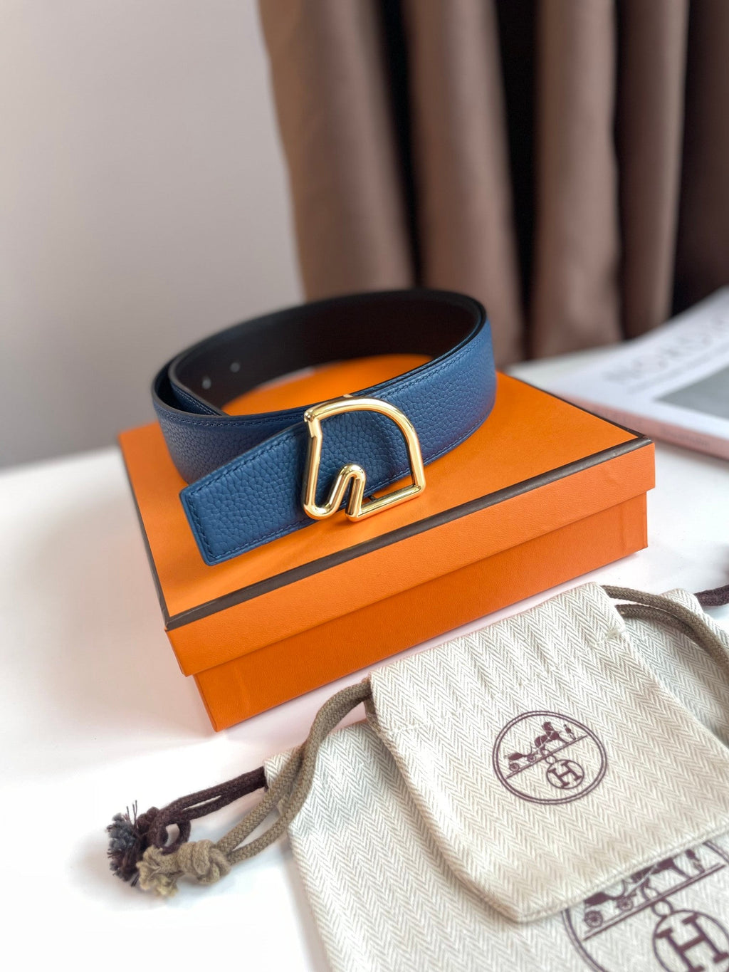 HERMES BOUCLE BELT BUCKLE & REVERSIBLE NAVY BLUE AND BLACK AND WHITE LEATHER STRAP 38MM GOLD HARDWARE