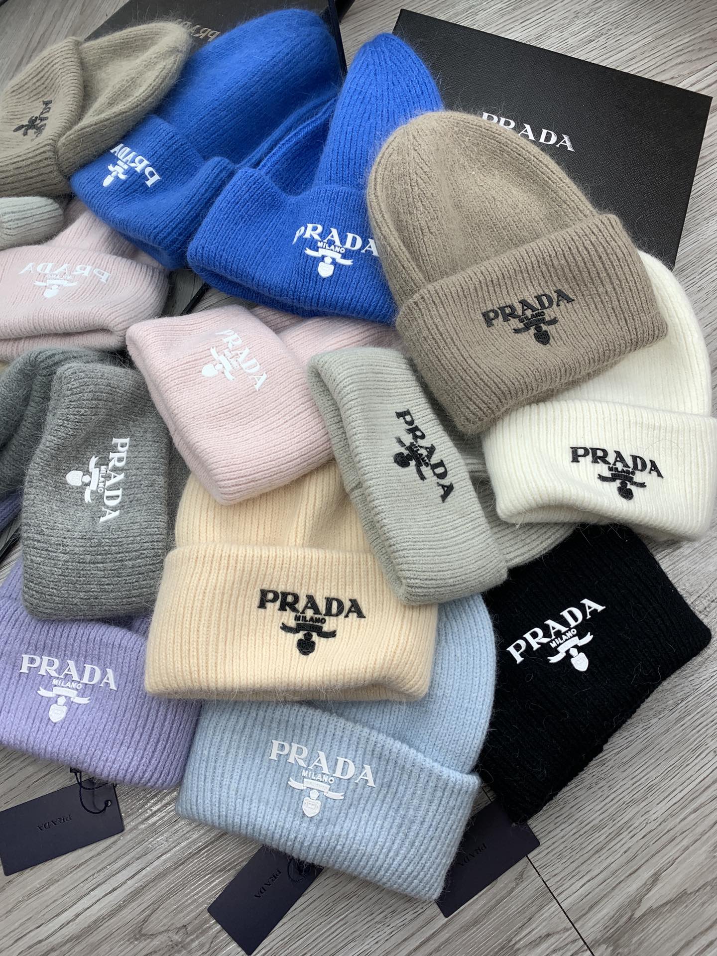 PRADA BEANIE HAT IN BEIGE CREAM WOOL 108745