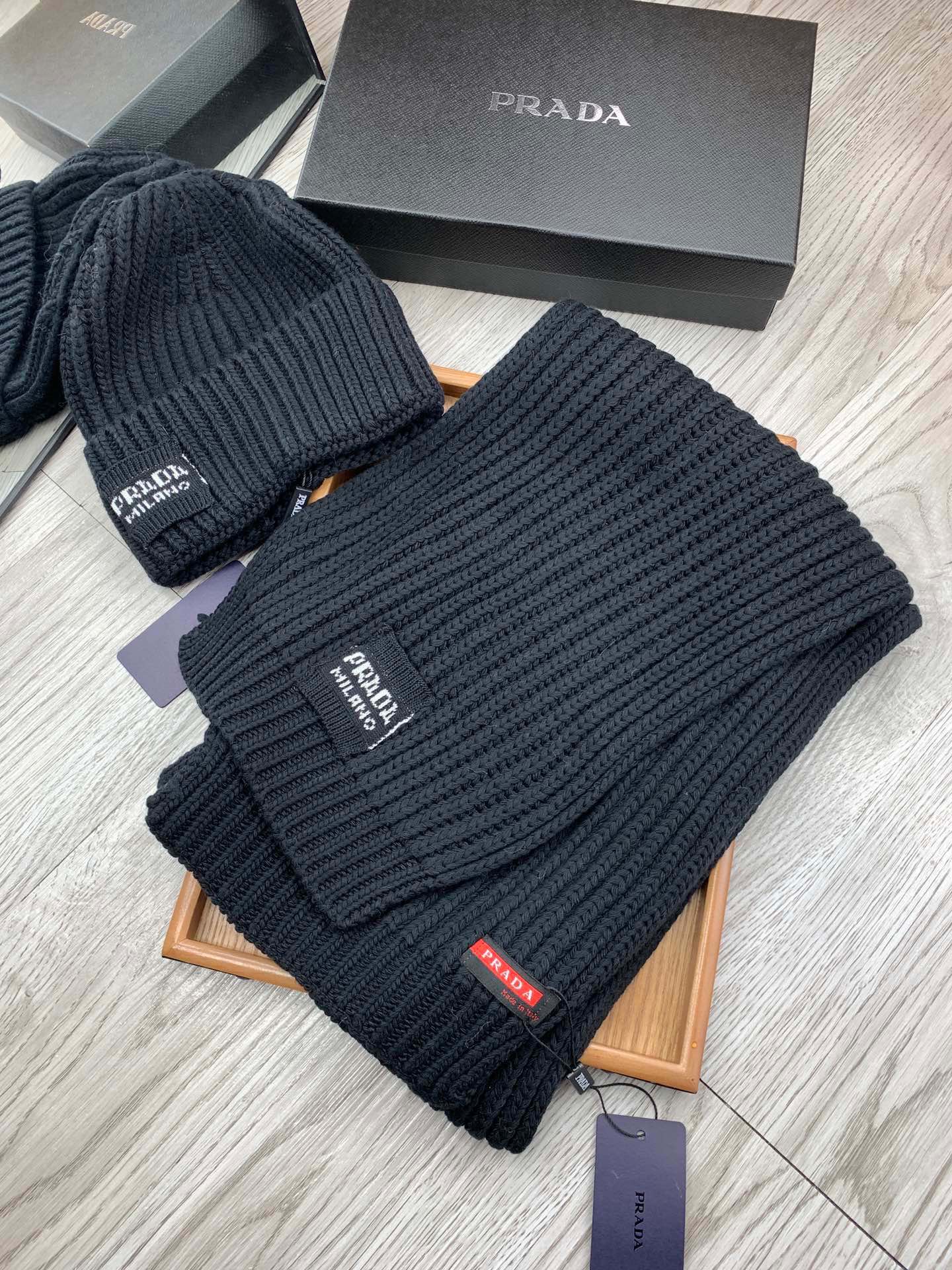PRADA SET SCARF AND HAT IN BLACK WOOL AND RABBIT FUR 388994