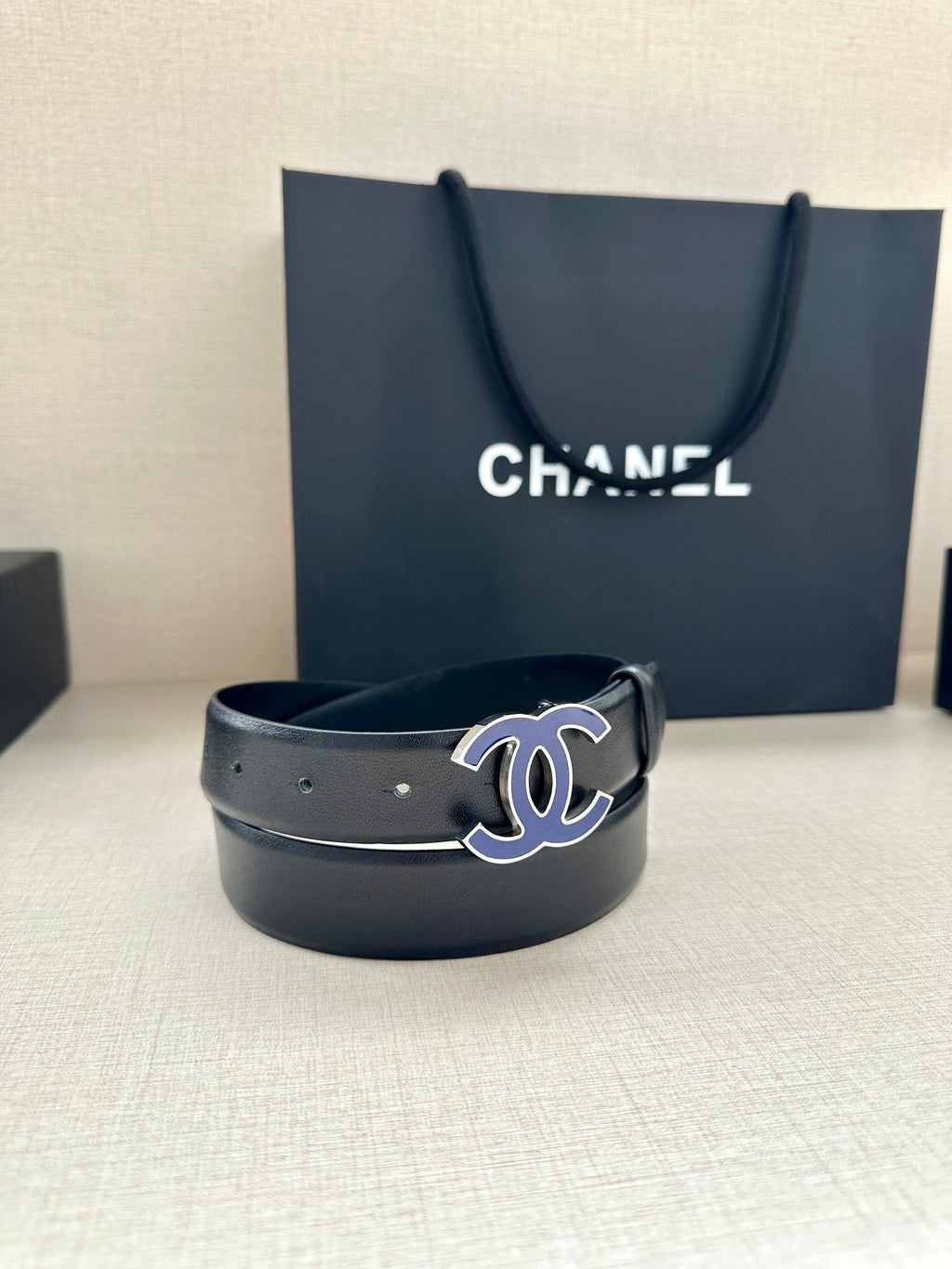 CHANEL 30MM BELT IN BLACK SMOOTH CALFSKIN WITH NAVY BLUE METAL LOGO