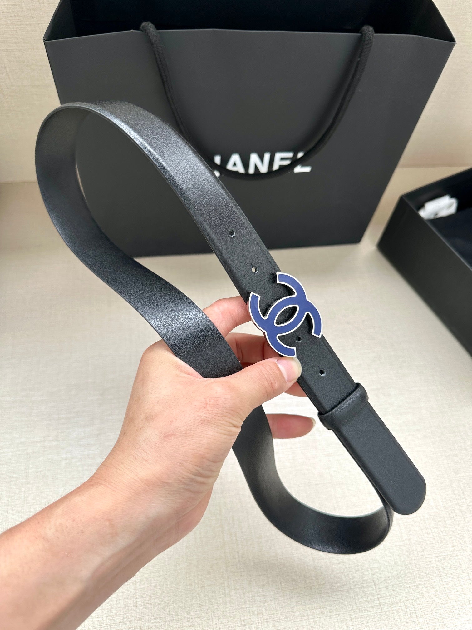 CHANEL 30MM BELT IN BLACK SMOOTH CALFSKIN WITH NAVY BLUE METAL LOGO