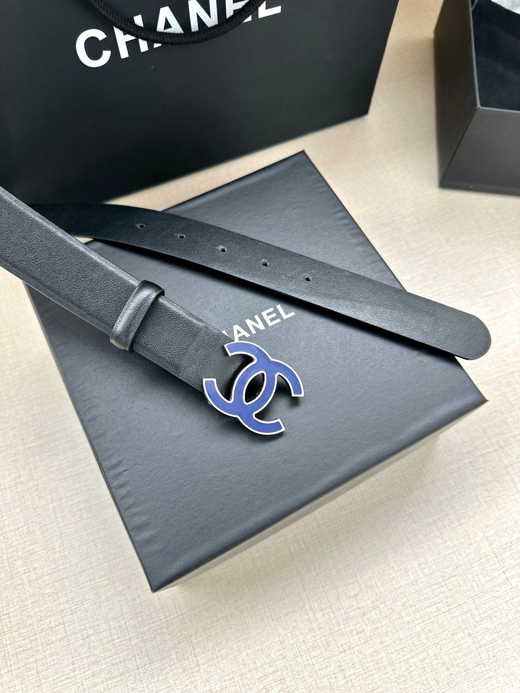CHANEL 30MM BELT IN BLACK SMOOTH CALFSKIN WITH NAVY BLUE METAL LOGO