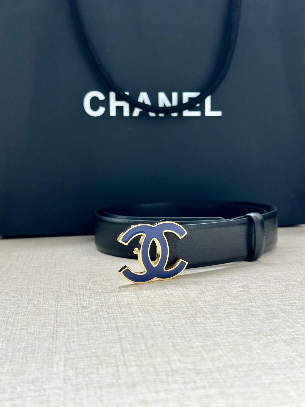 CHANEL 30MM BELT IN BLACK SMOOTH CALFSKIN WITH NAVY BLUE METAL LOGO