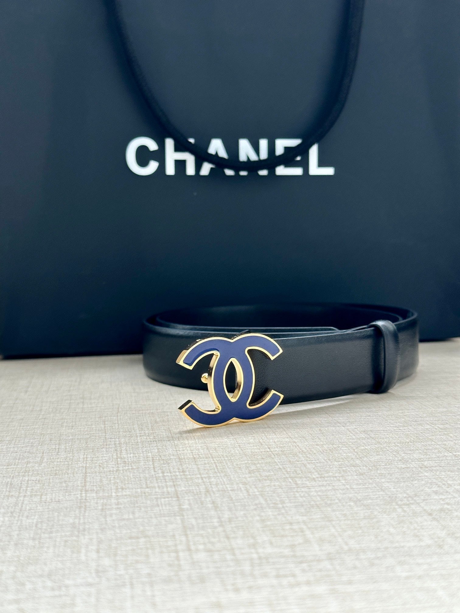 CHANEL 30MM BELT IN BLACK SMOOTH CALFSKIN WITH NAVY BLUE METAL LOGO