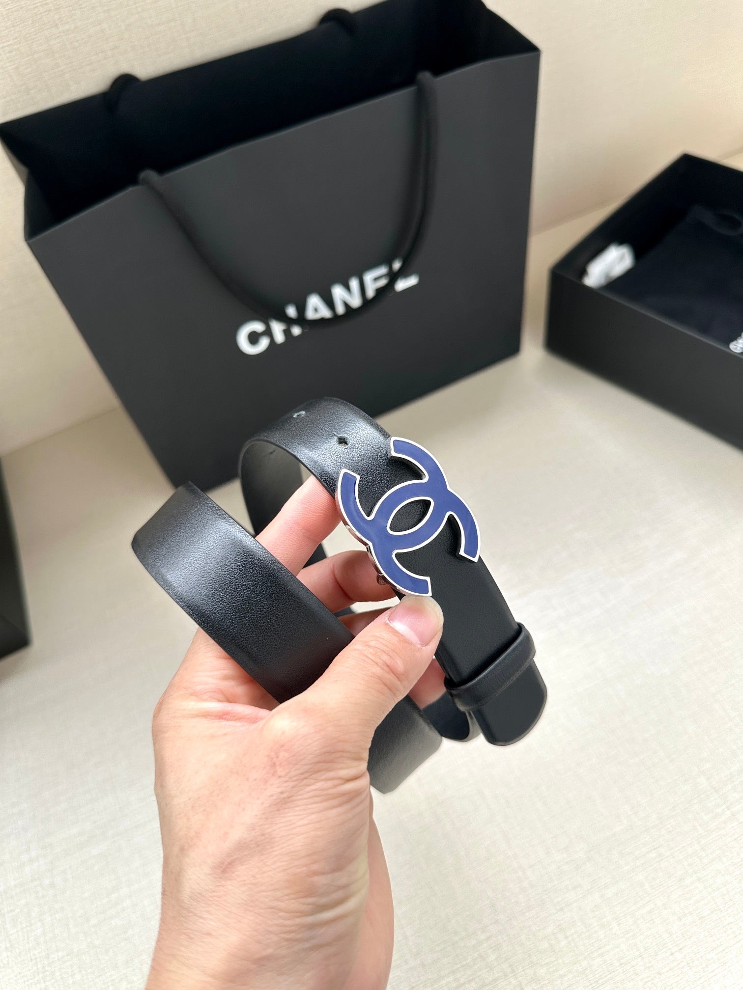 CHANEL 30MM BELT IN BLACK SMOOTH CALFSKIN WITH NAVY BLUE METAL LOGO