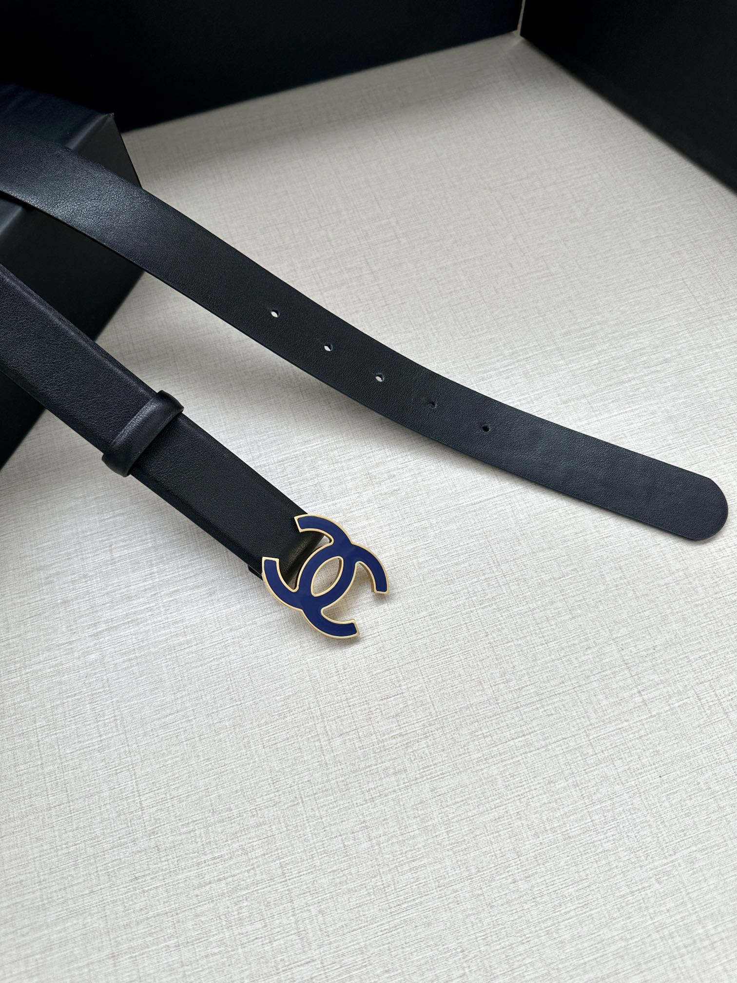 CHANEL 30MM BELT IN BLACK SMOOTH CALFSKIN WITH NAVY BLUE METAL LOGO