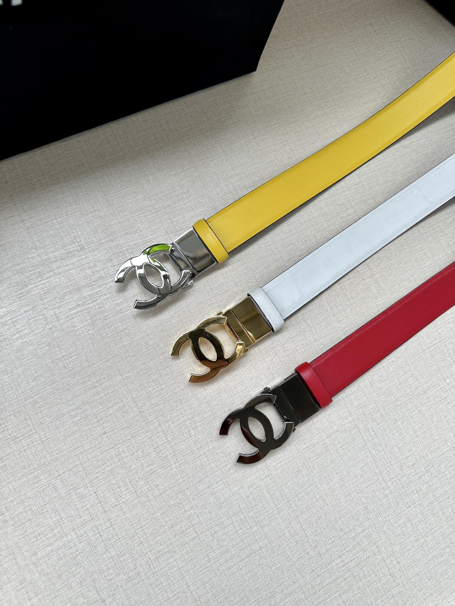 CHANEL 30MM BELT IN BRIGHT YELLOW AND BLACK CALFSKIN WITH GOLD HARDWARE