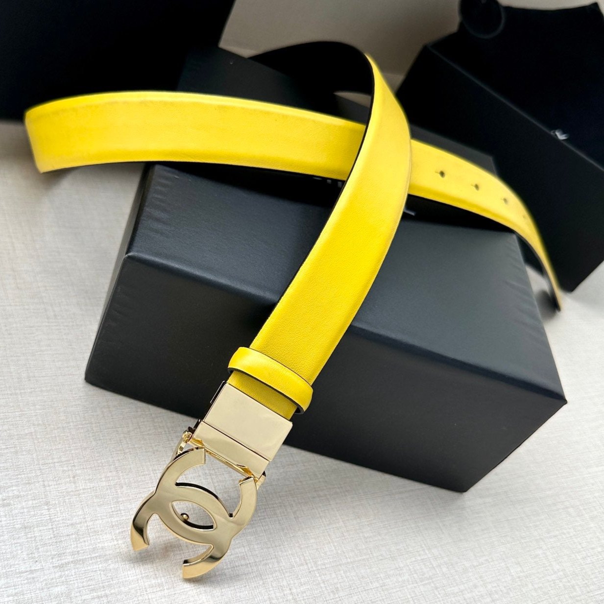 CHANEL 30MM BELT IN BRIGHT YELLOW AND BLACK CALFSKIN WITH GOLD HARDWARE