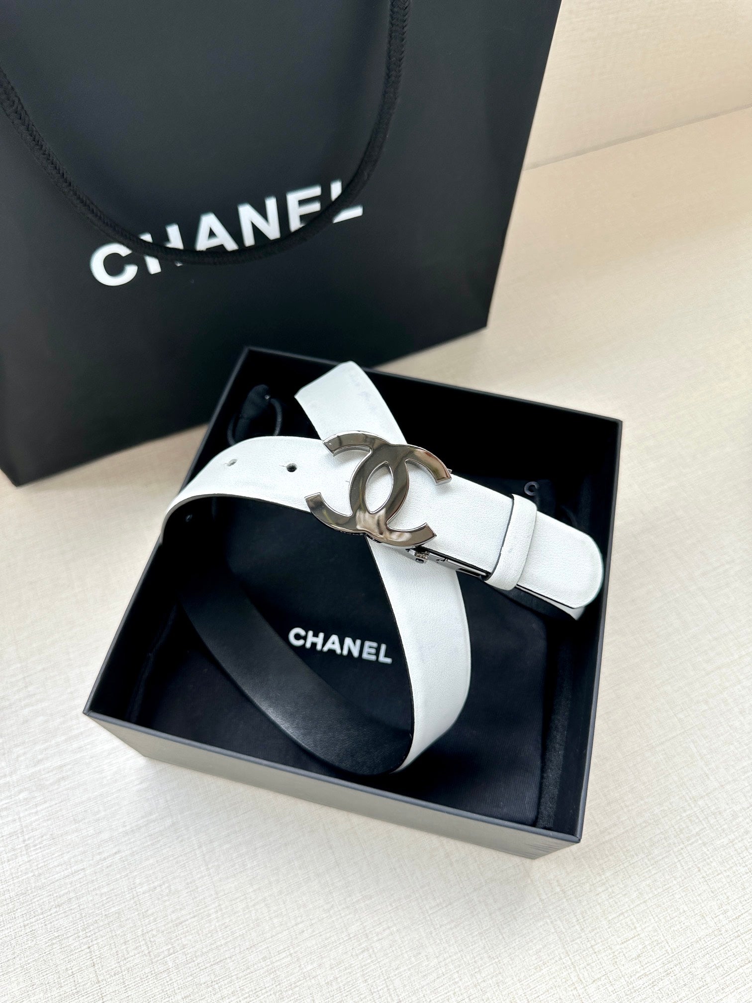 CHANEL 30MM BELT IN WHITE AND BLACK CALFSKIN WITH SILVER HARDWARE