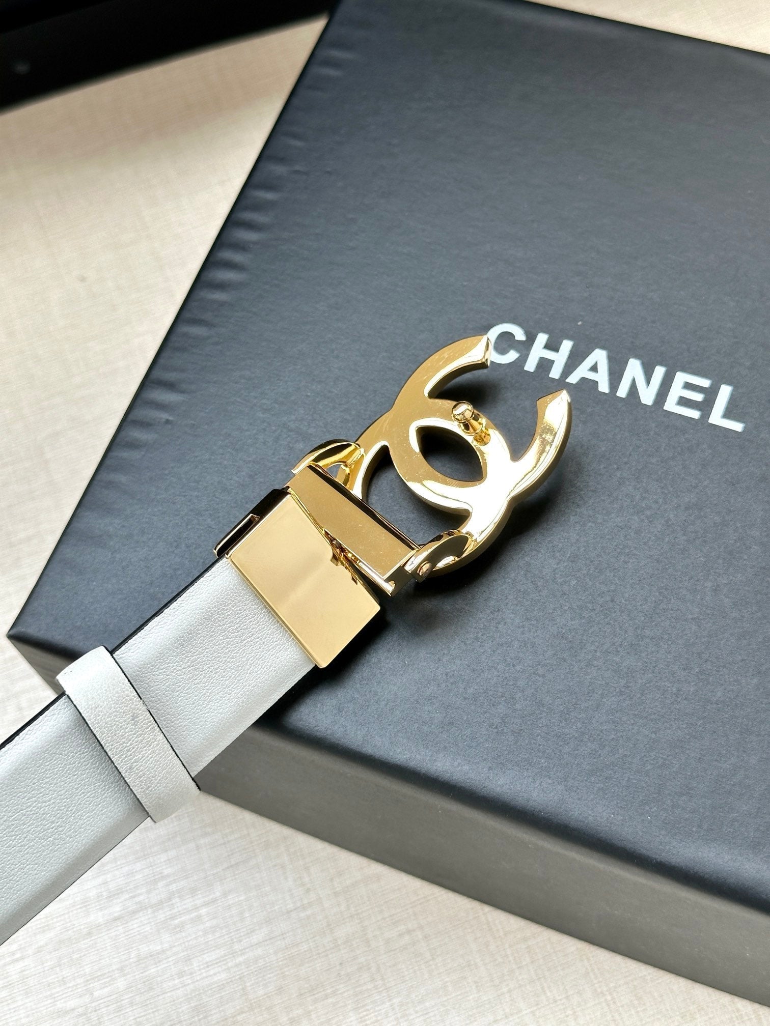 CHANEL 30MM BELT IN WHITE AND BLACK CALFSKIN WITH GOLD HARDWARE