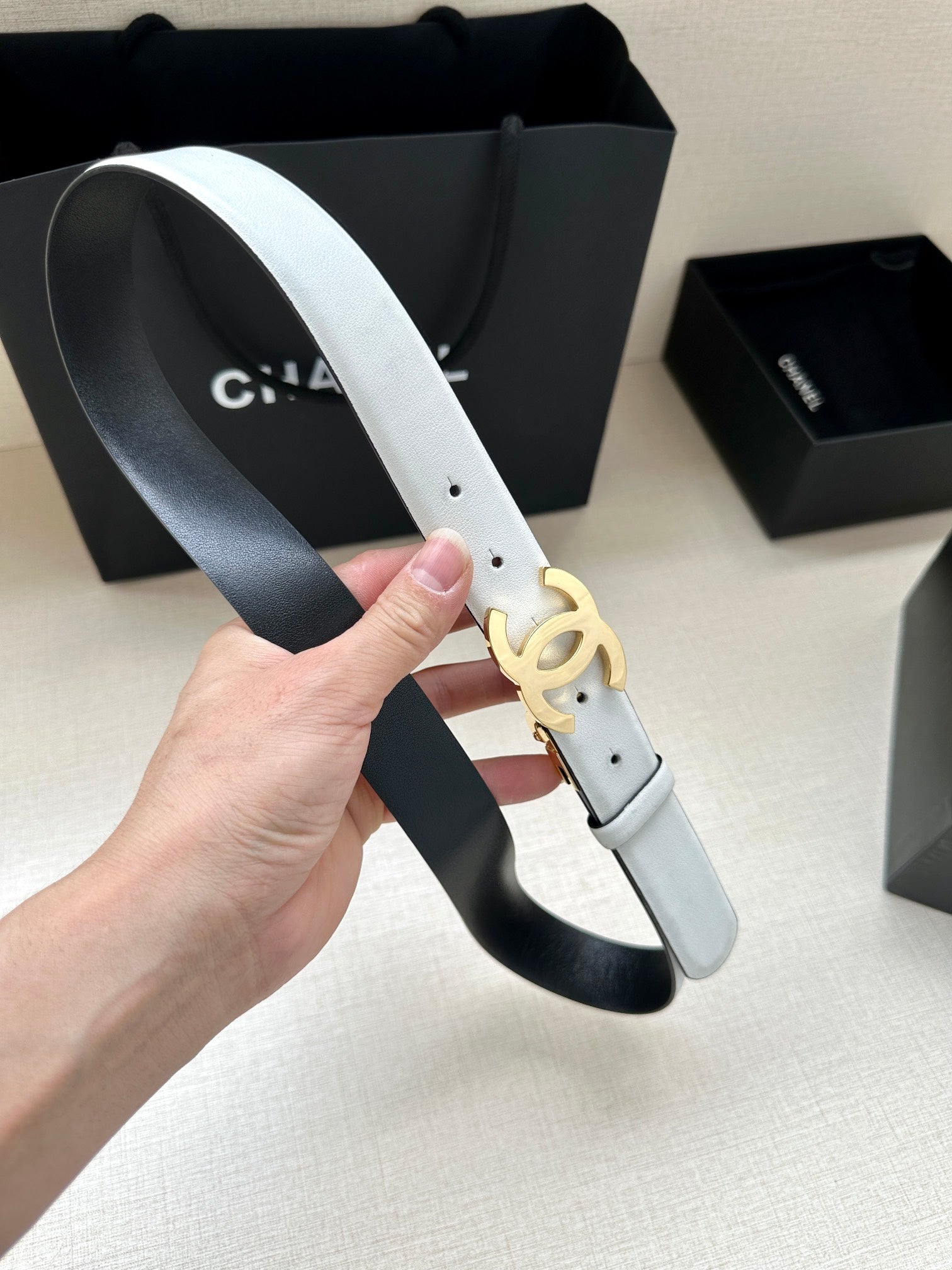 CHANEL 30MM BELT IN WHITE AND BLACK CALFSKIN WITH GOLD HARDWARE