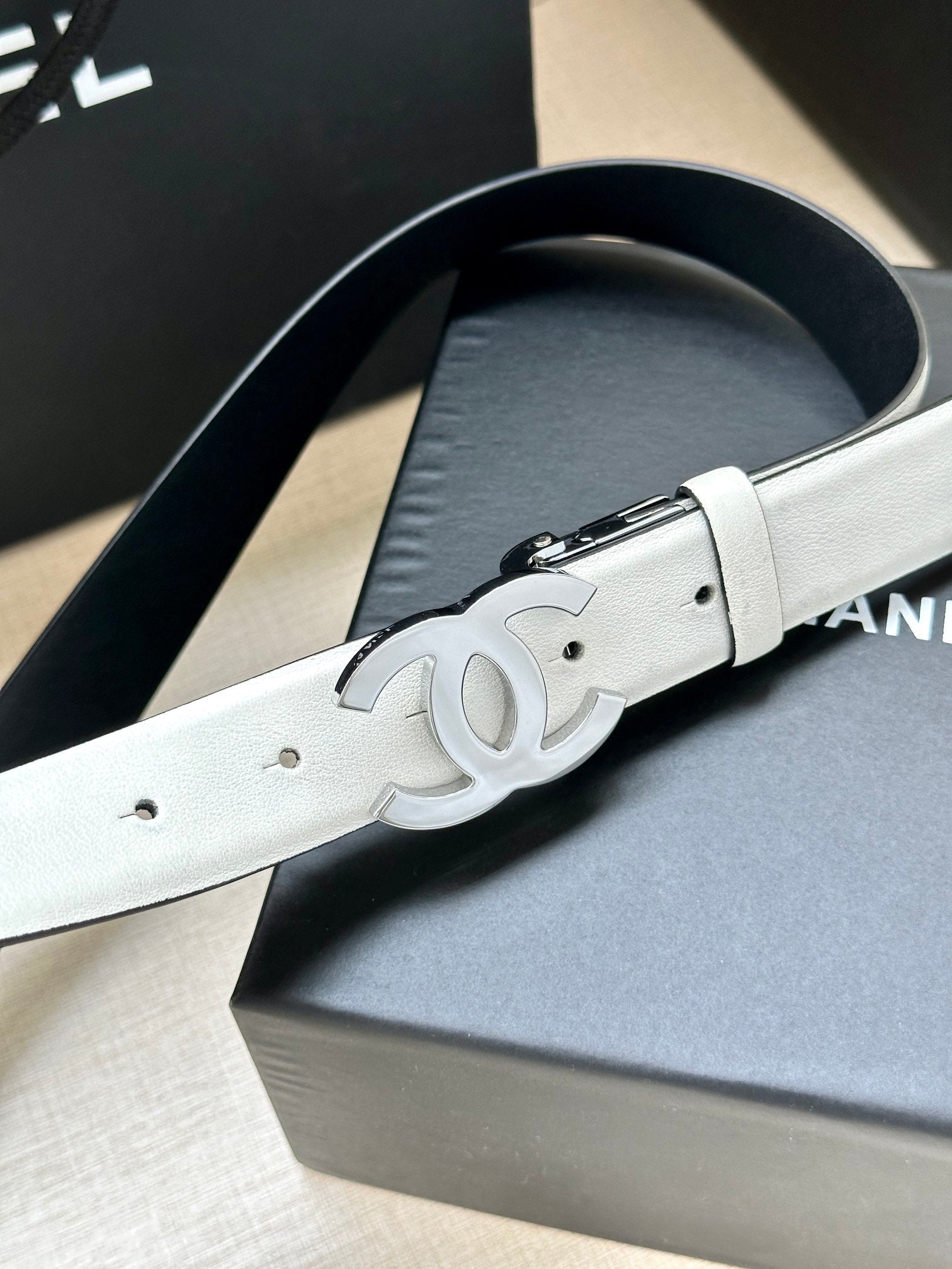CHANEL 30MM BELT IN WHITE AND BLACK CALFSKIN WITH SILVER HARDWARE