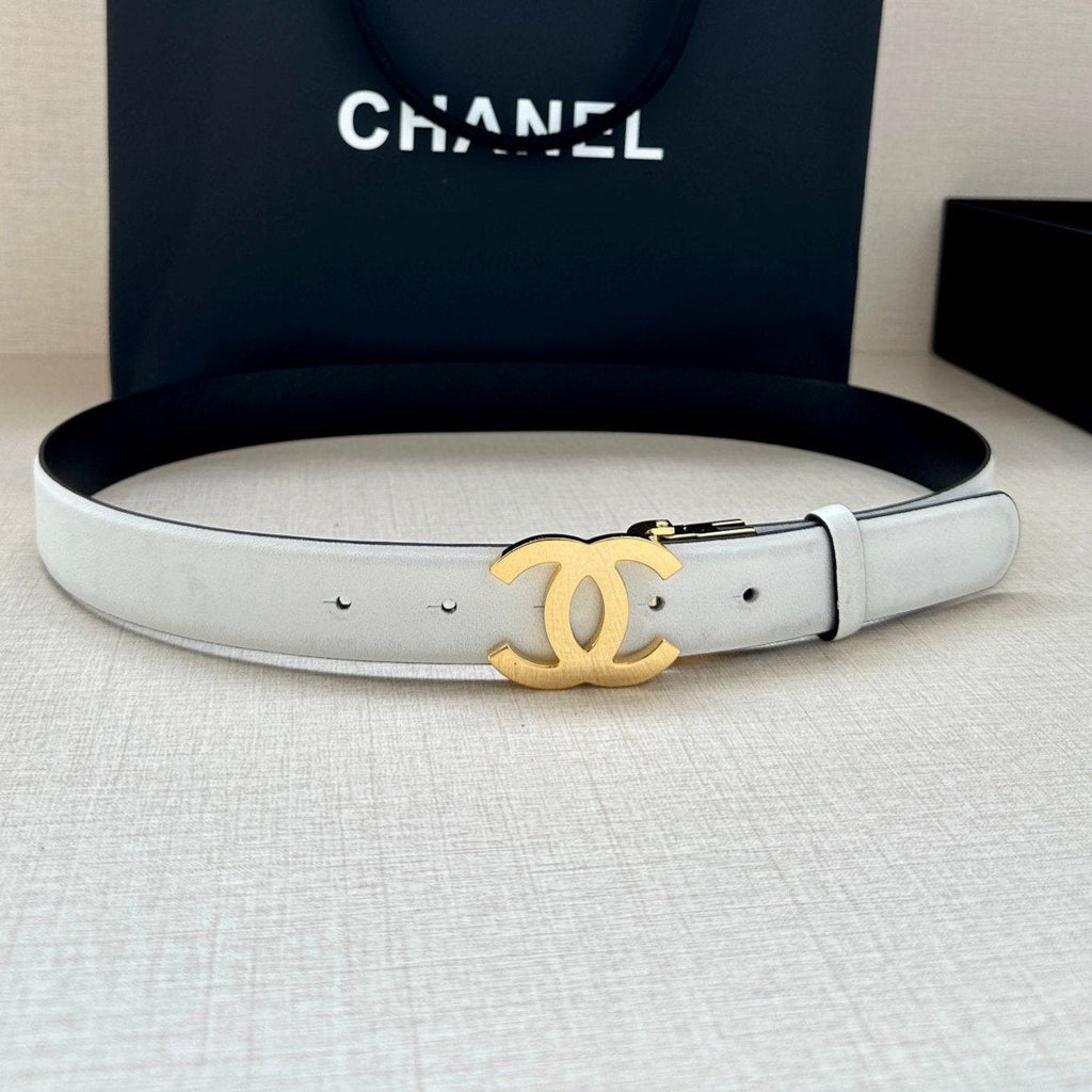 CHANEL 30MM BELT IN WHITE AND BLACK CALFSKIN WITH GOLD HARDWARE