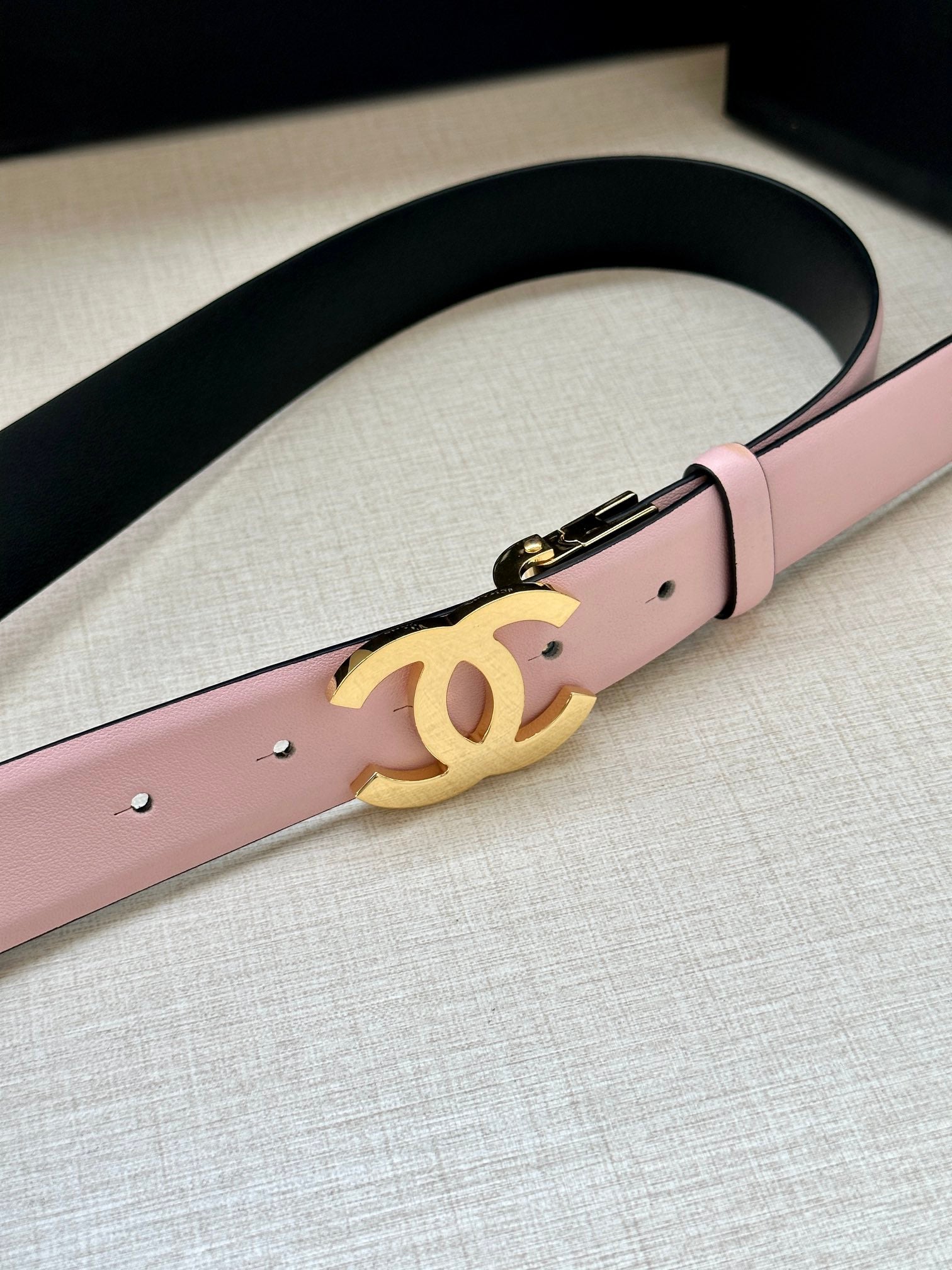CHANEL 30MM BELT IN LIGHT PINK AND BLACK CALFSKIN WITH GOLD HARDWARE