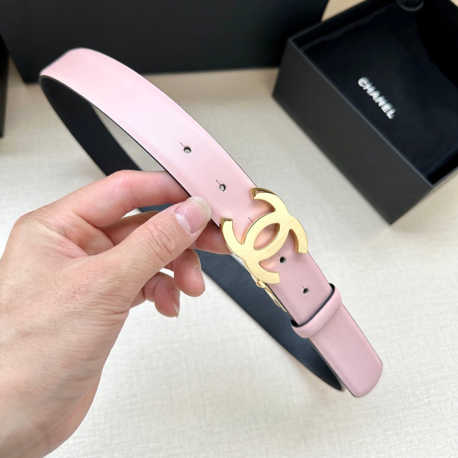 CHANEL 30MM BELT IN LIGHT PINK AND BLACK CALFSKIN WITH GOLD HARDWARE