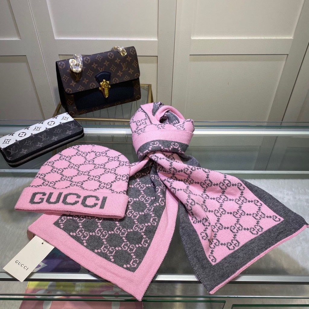 GUCCI SET CLASSIC SCARF AND HAT IN BABY PINK MONOGRAM CASHMERE 200522