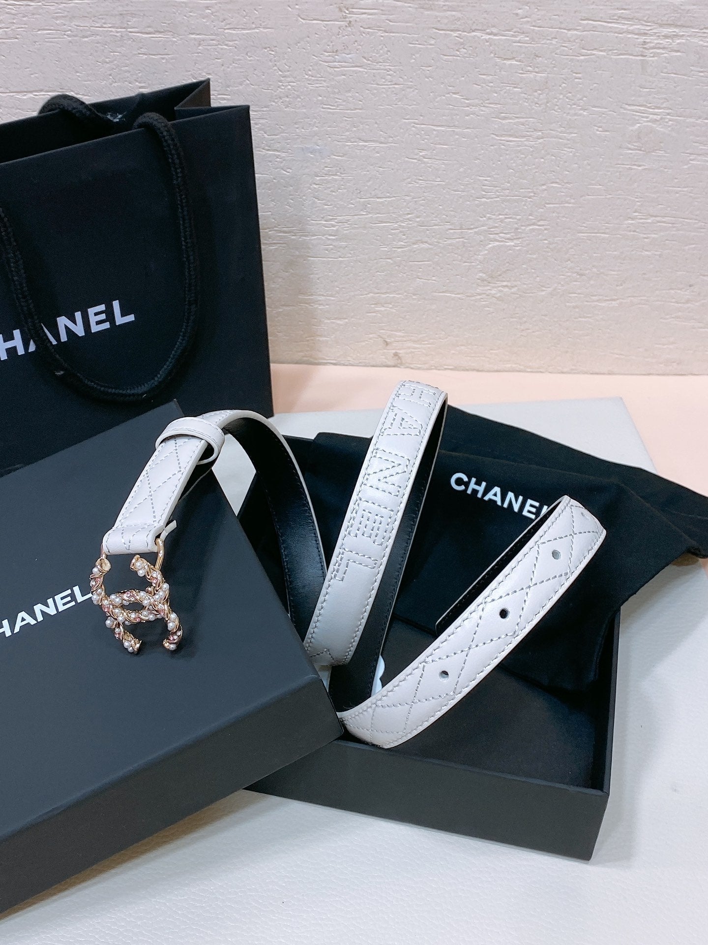CHANEL BELT 20MM IN WHITE EMBROIDERED CALFSKIN GOLD HARDWARE ATTACH PEARL