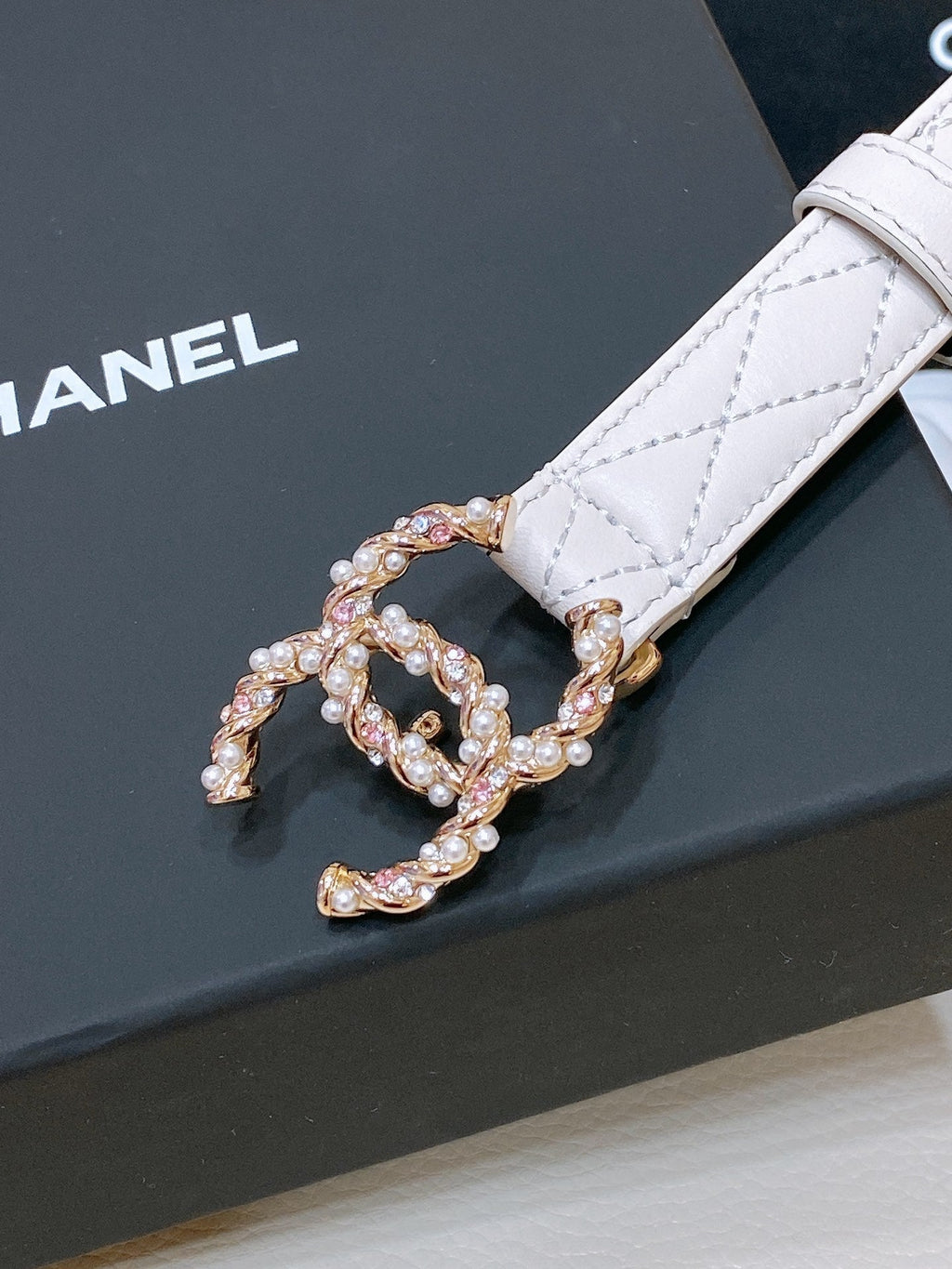 CHANEL BELT 20MM IN WHITE EMBROIDERED CALFSKIN GOLD HARDWARE ATTACH PEARL