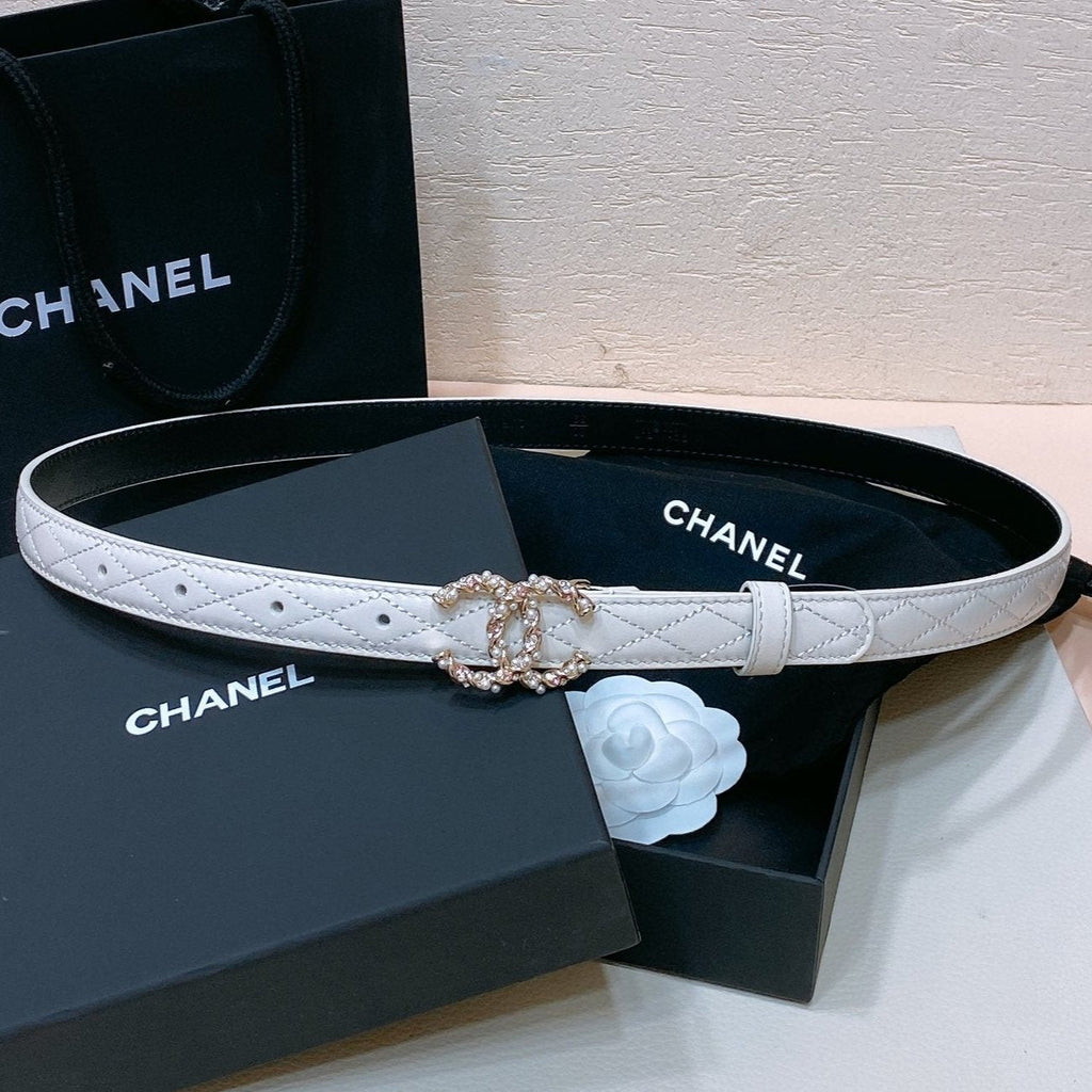 CHANEL BELT 20MM IN WHITE EMBROIDERED CALFSKIN GOLD HARDWARE ATTACH PEARL