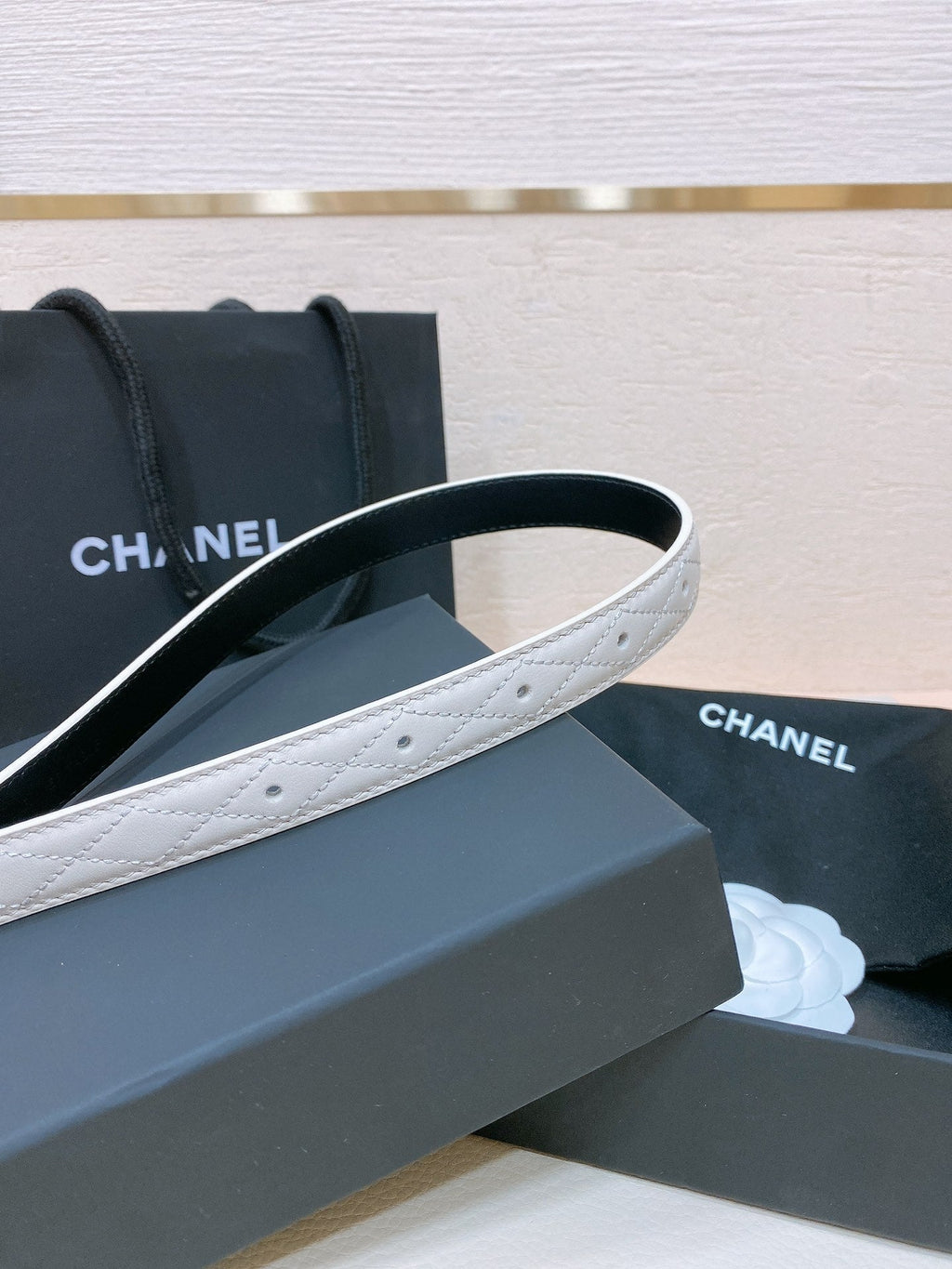 CHANEL BELT 20MM IN WHITE EMBROIDERED CALFSKIN GOLD HARDWARE ATTACH PEARL