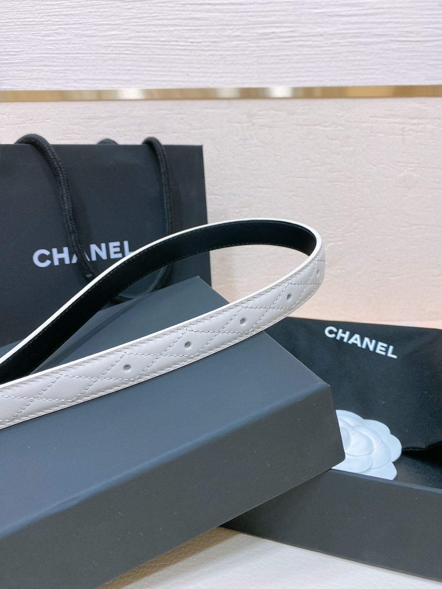 CHANEL BELT 20MM IN WHITE EMBROIDERED CALFSKIN GOLD HARDWARE ATTACH PEARL