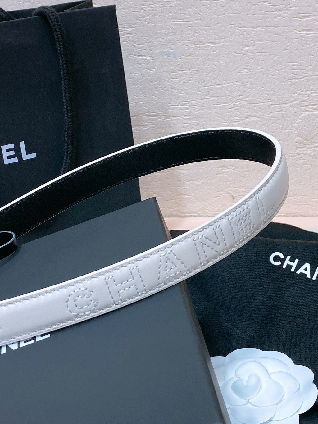 CHANEL BELT 20MM IN WHITE EMBROIDERED CALFSKIN GOLD HARDWARE ATTACH PEARL