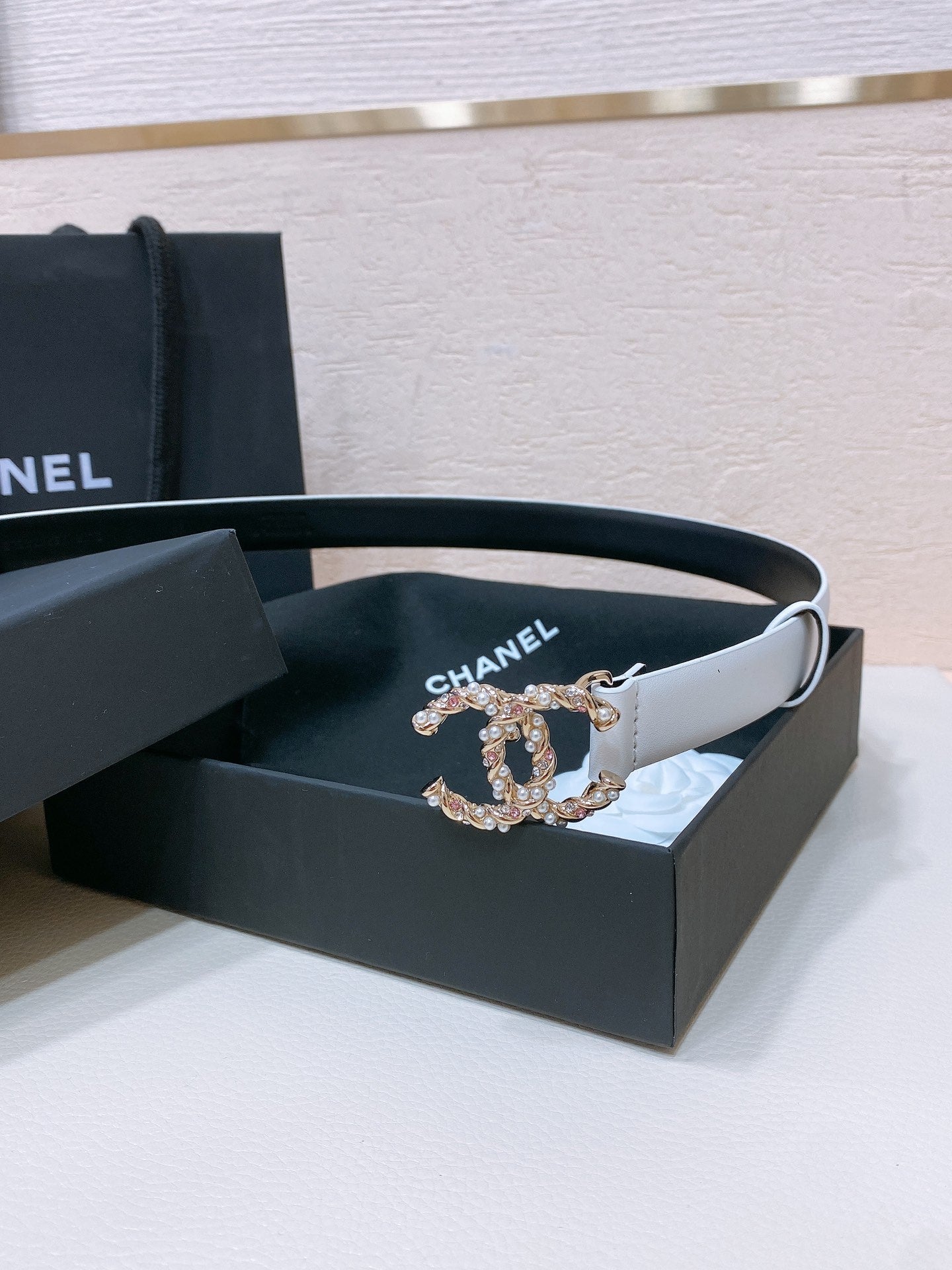 CHANEL BELT 20MM IN WHITE CALFSKIN GOLD HARDWARE ATTACH PEARLS