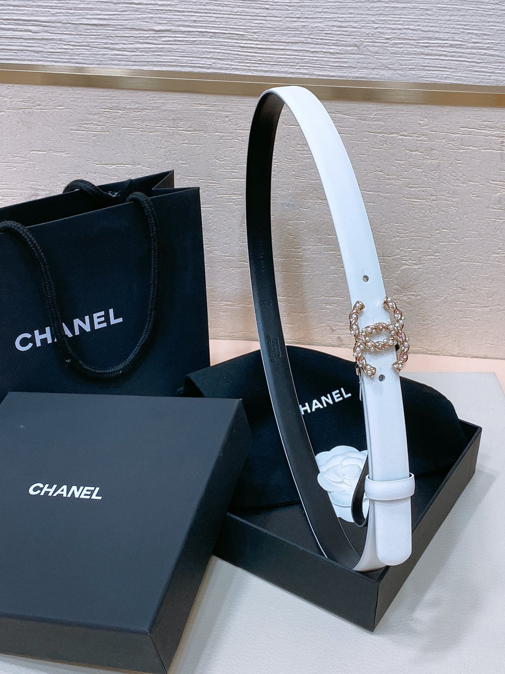 CHANEL BELT 20MM IN WHITE CALFSKIN GOLD HARDWARE ATTACH PEARLS
