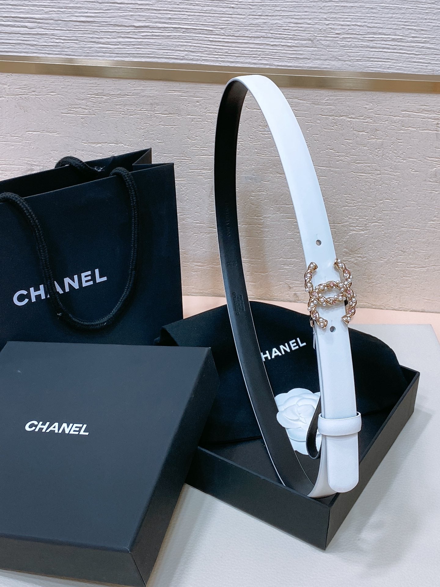 CHANEL BELT 20MM IN WHITE CALFSKIN GOLD HARDWARE ATTACH PEARLS