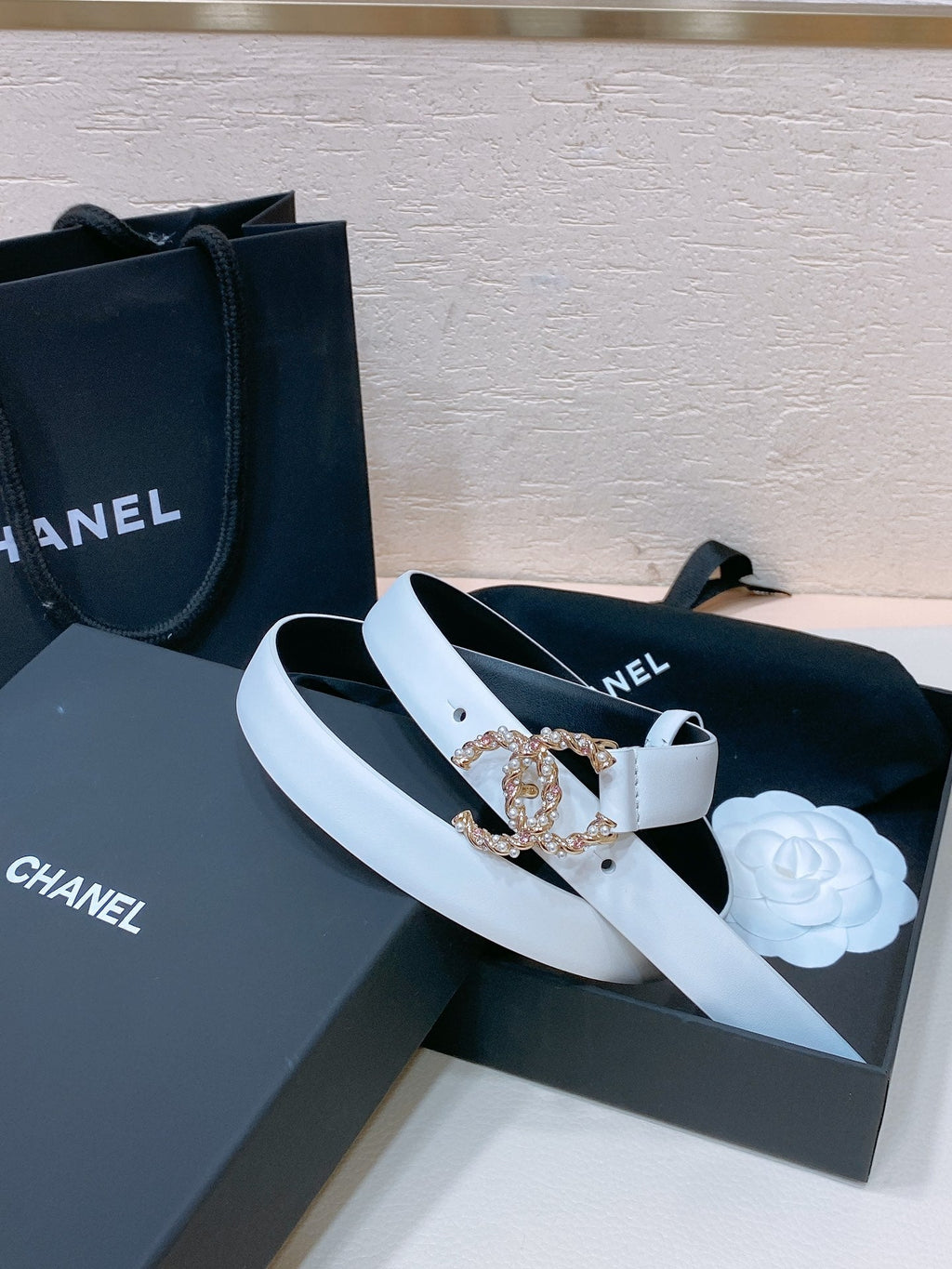 CHANEL BELT 20MM IN WHITE CALFSKIN GOLD HARDWARE ATTACH PEARLS