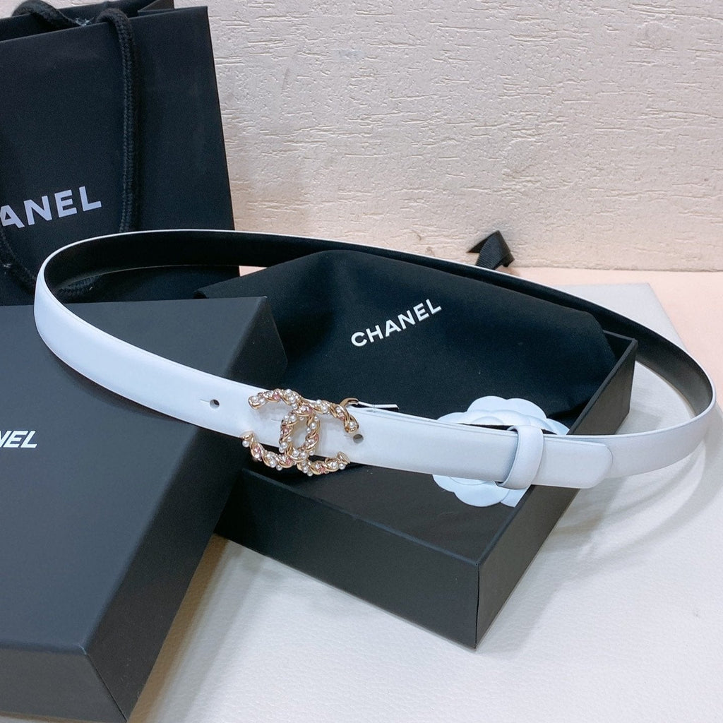 CHANEL BELT 20MM IN WHITE CALFSKIN GOLD HARDWARE ATTACH PEARLS