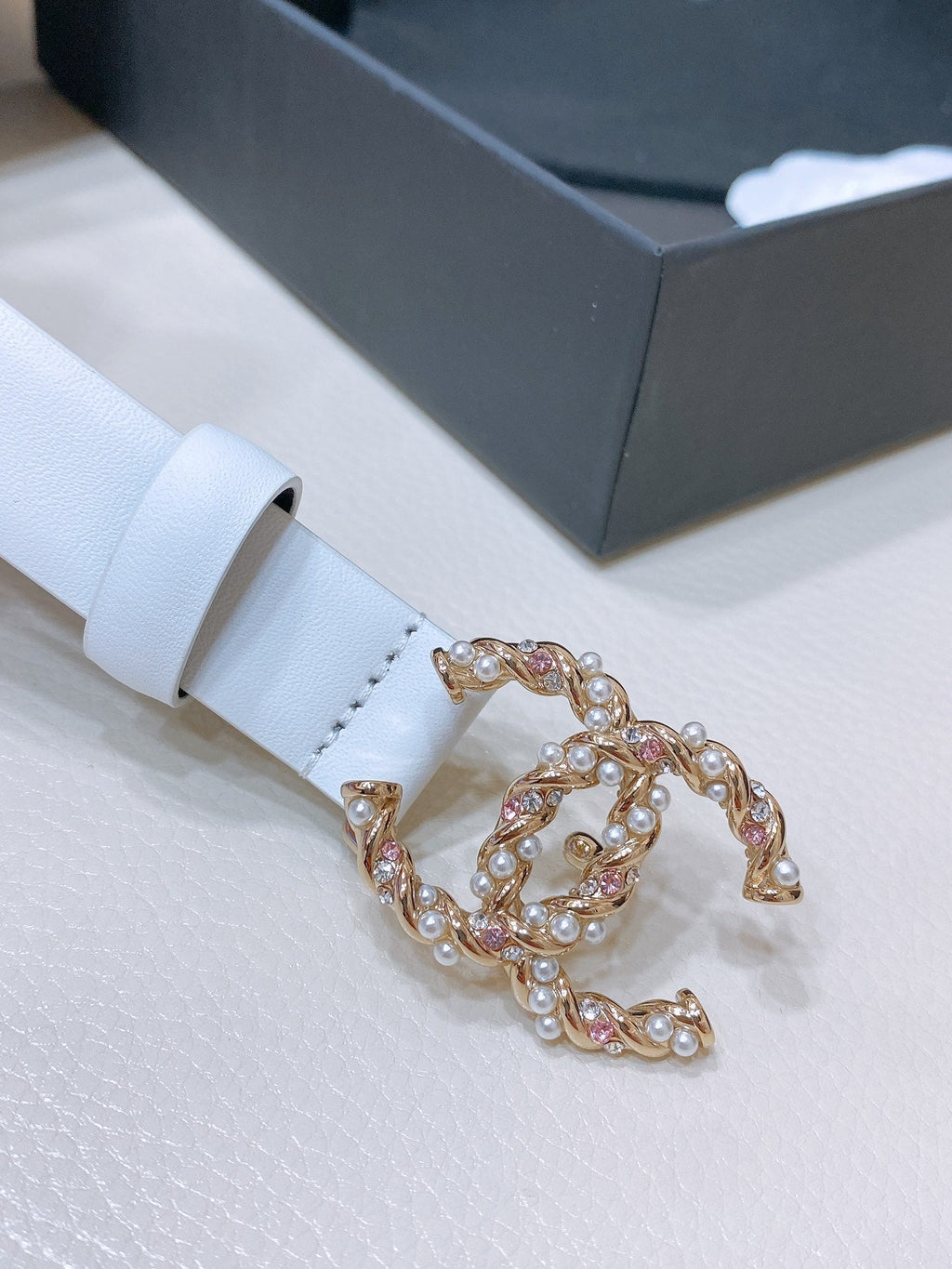 CHANEL BELT 20MM IN WHITE CALFSKIN GOLD HARDWARE ATTACH PEARLS