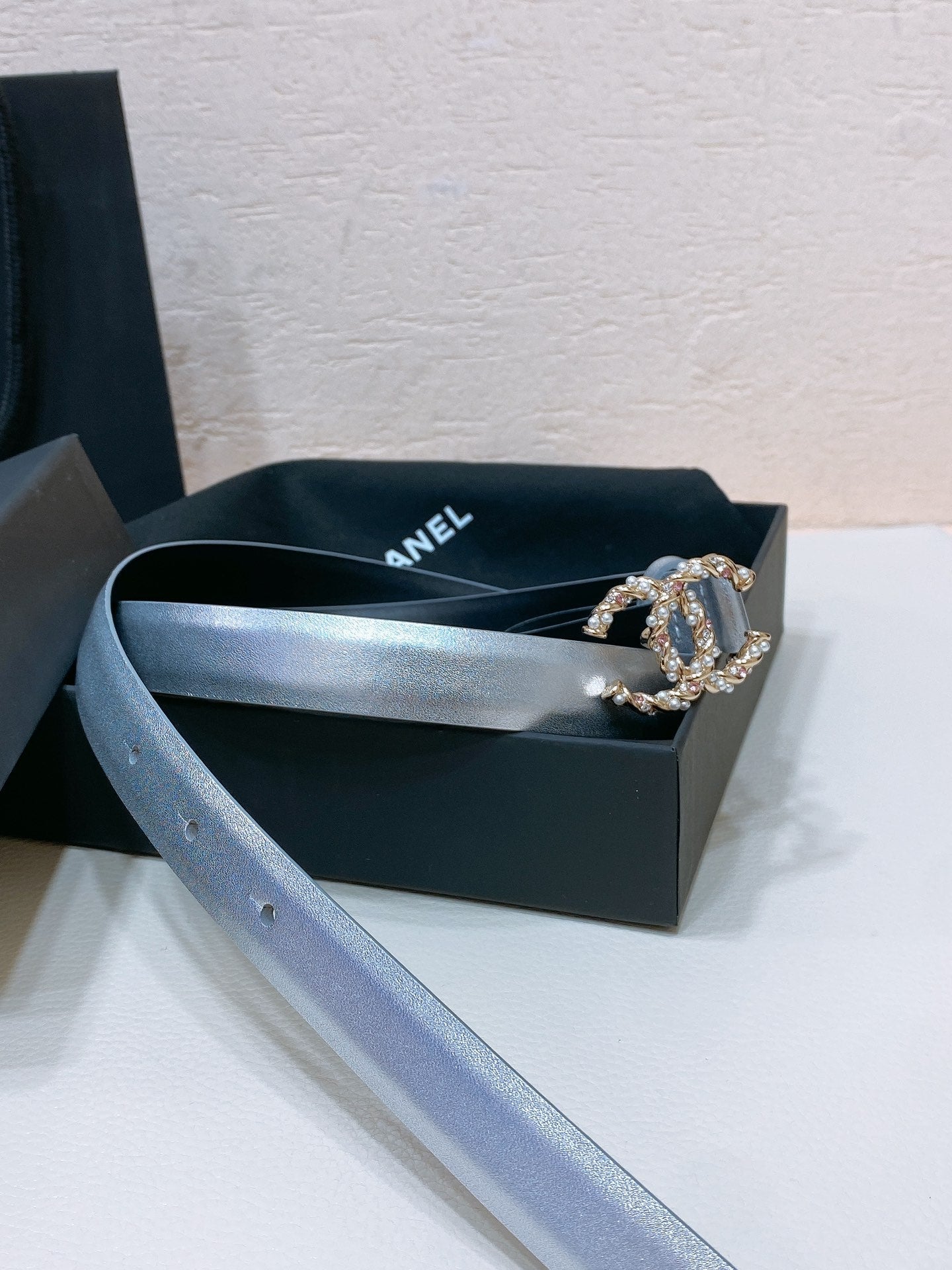 CHANEL BELT 20MM IN SILVER GREY CALFSKIN GOLD HARDWARE ATTACH PEARLS