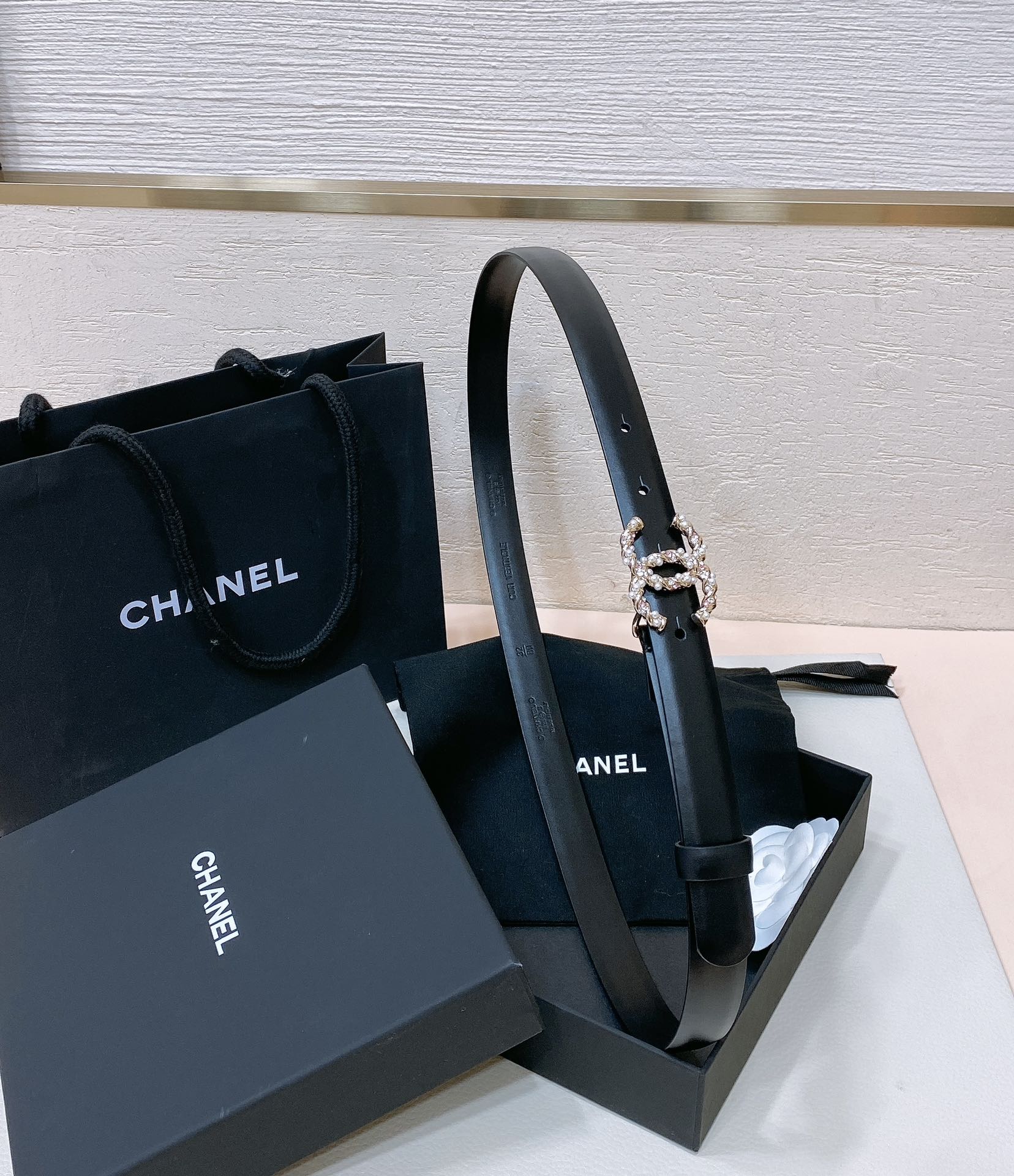CHANEL BELT 20MM IN BLACK CALFSKIN GOLD HARDWARE ATTACH PEARLS