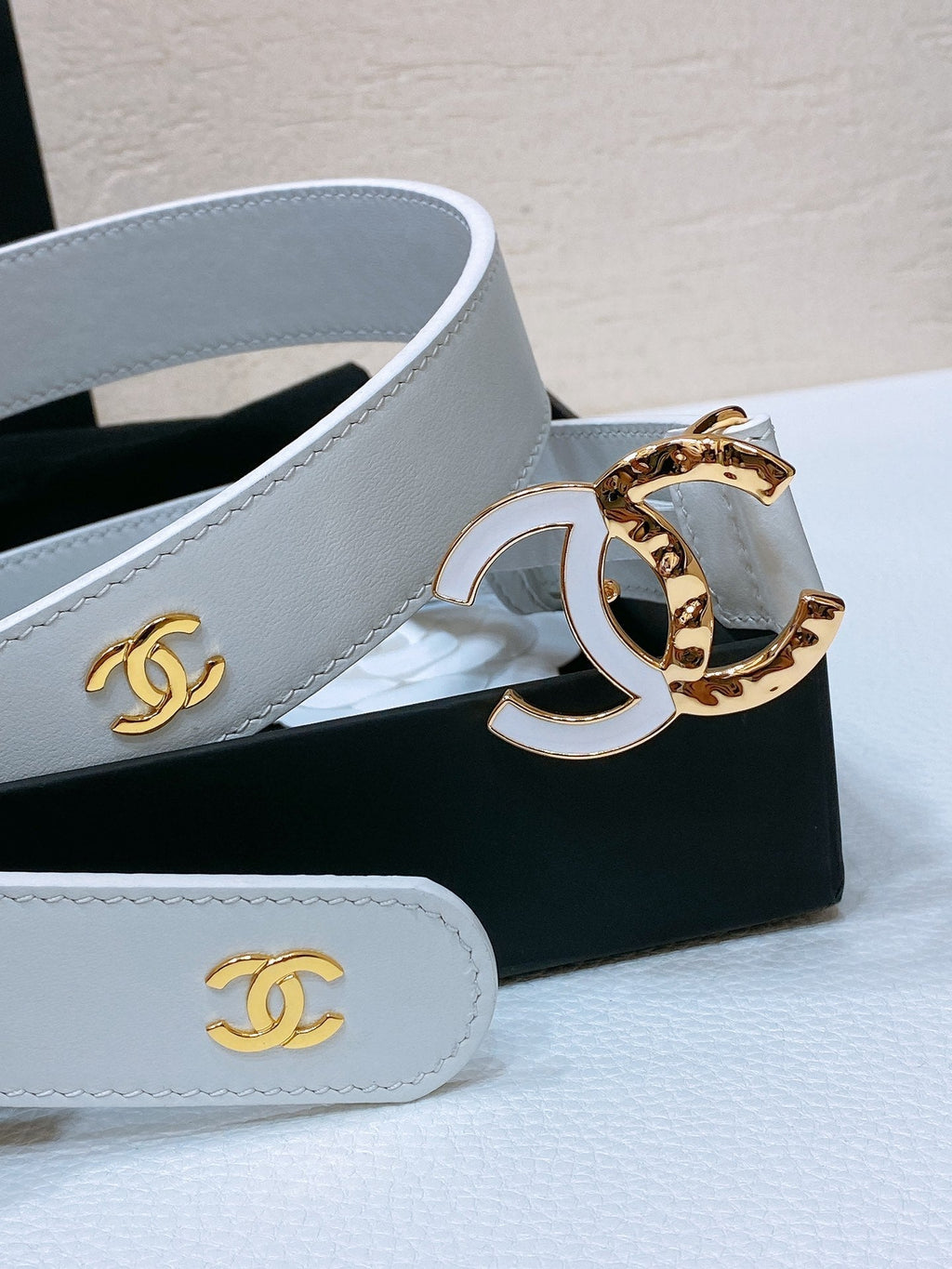 CHANEL BELT 30MM IN WHITE SMOOTH CALFSKIN GOLD MIX WHITE HARDWARE