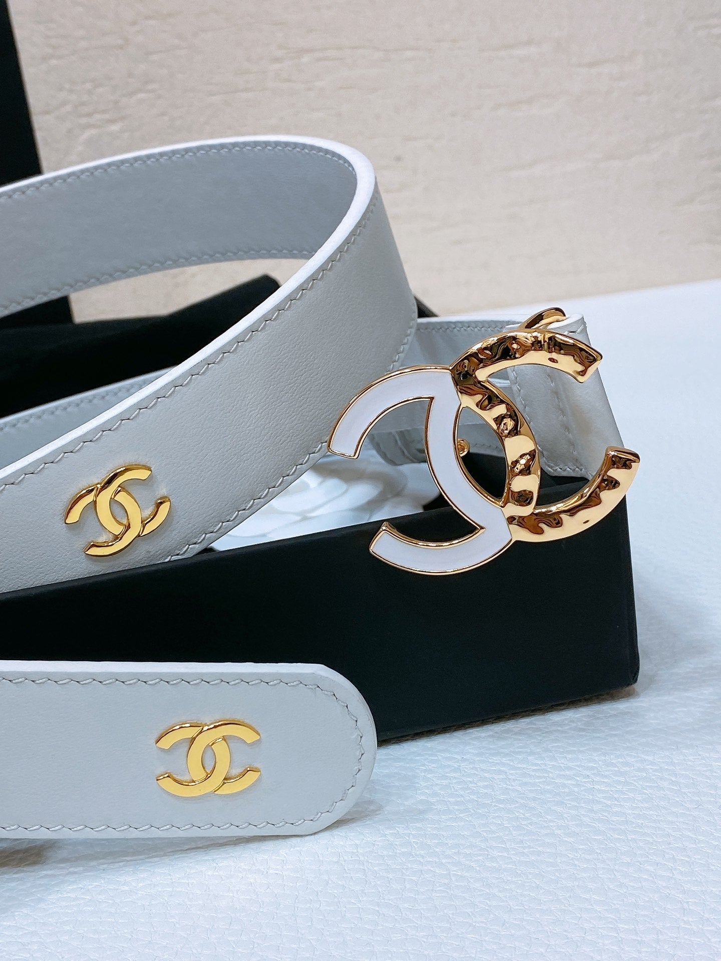 CHANEL BELT 30MM IN WHITE SMOOTH CALFSKIN GOLD MIX WHITE HARDWARE