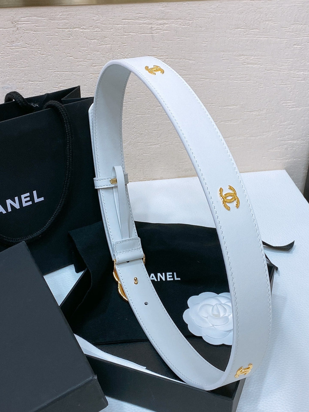 CHANEL BELT 30MM IN WHITE SMOOTH CALFSKIN GOLD MIX WHITE HARDWARE