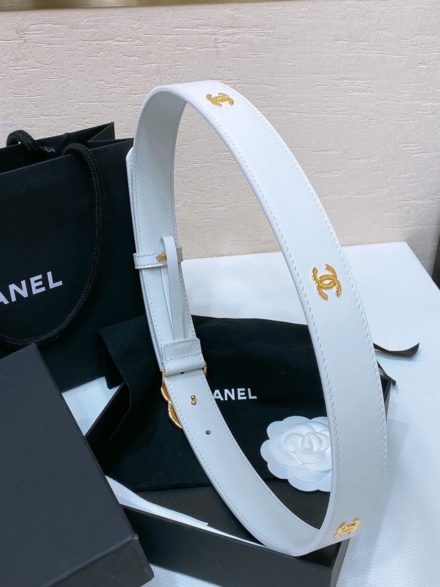 CHANEL BELT 30MM IN WHITE SMOOTH CALFSKIN GOLD MIX WHITE HARDWARE