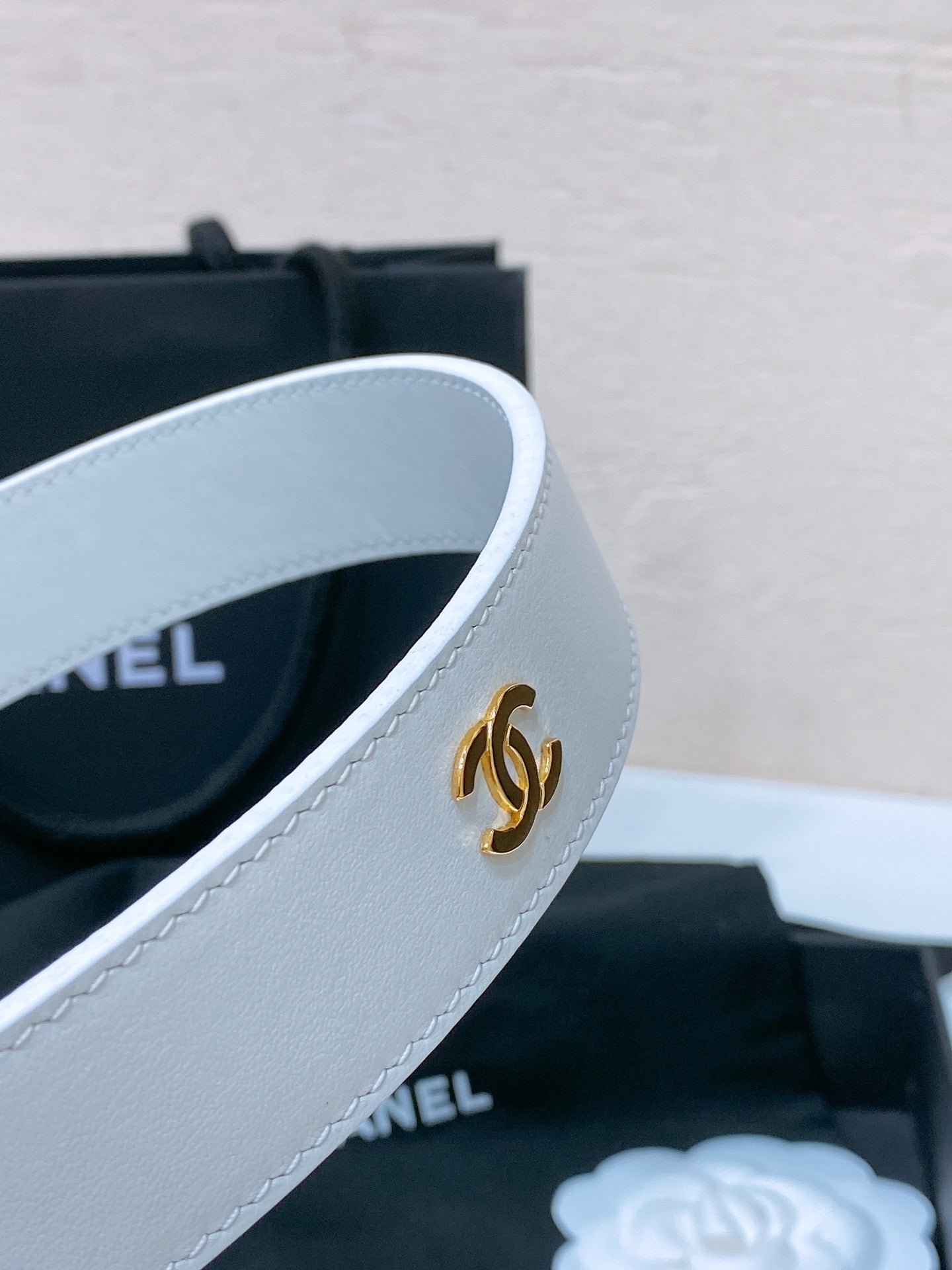 CHANEL BELT 30MM IN WHITE SMOOTH CALFSKIN GOLD MIX WHITE HARDWARE