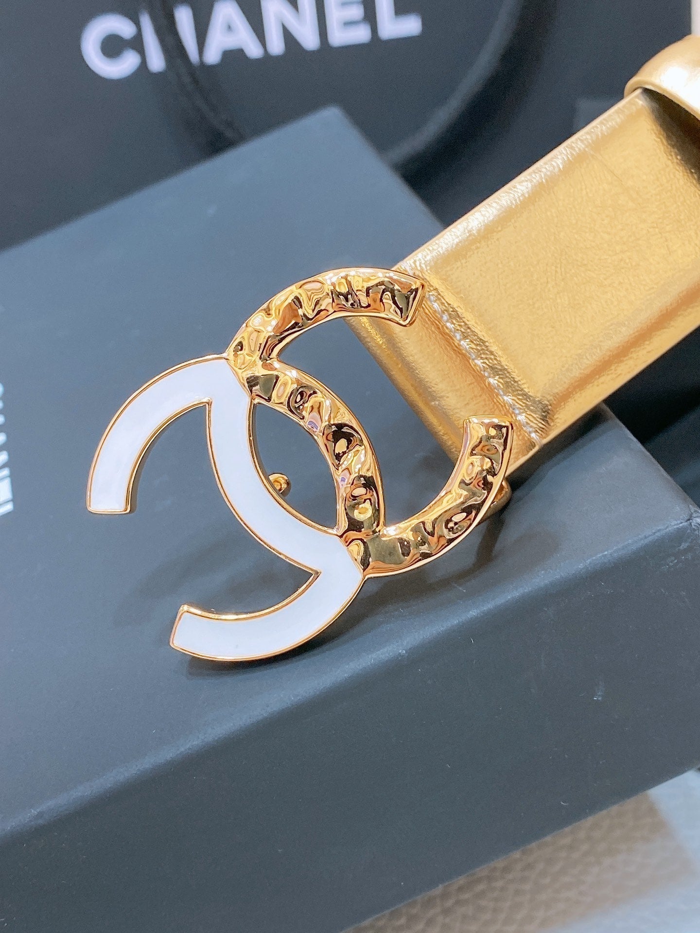 CHANEL BELT 30MM IN GOLD SMOOTH CALFSKIN GOLD MIX WHITE HARDWARE